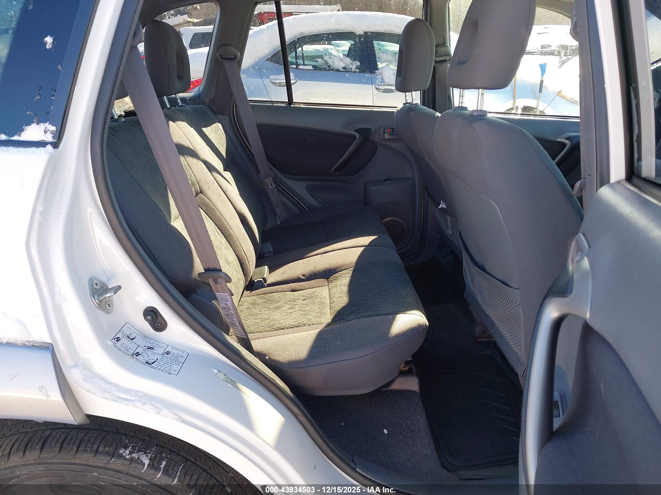 TOYOTA RAV4 image 8