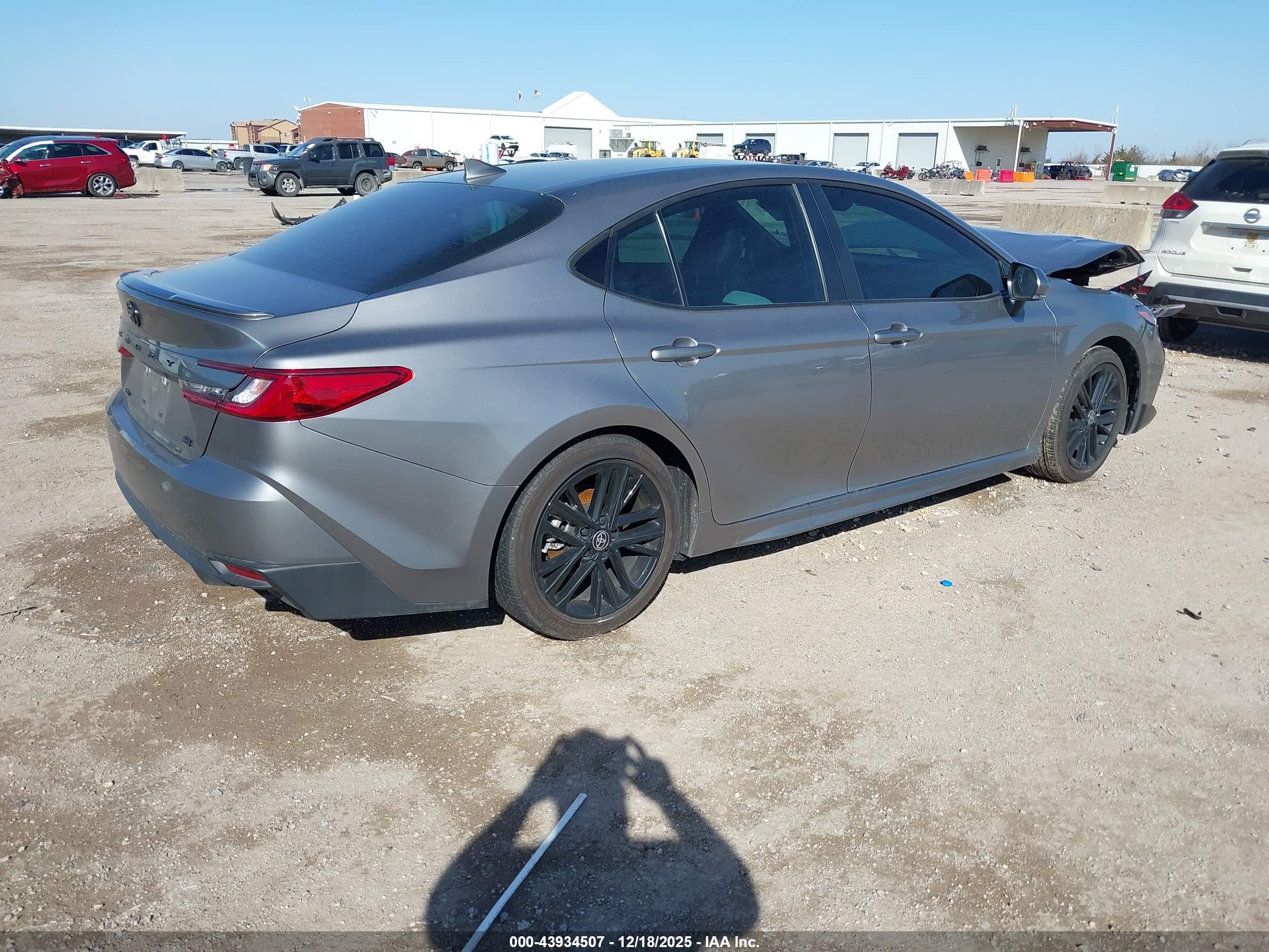 TOYOTA CAMRY image 4
