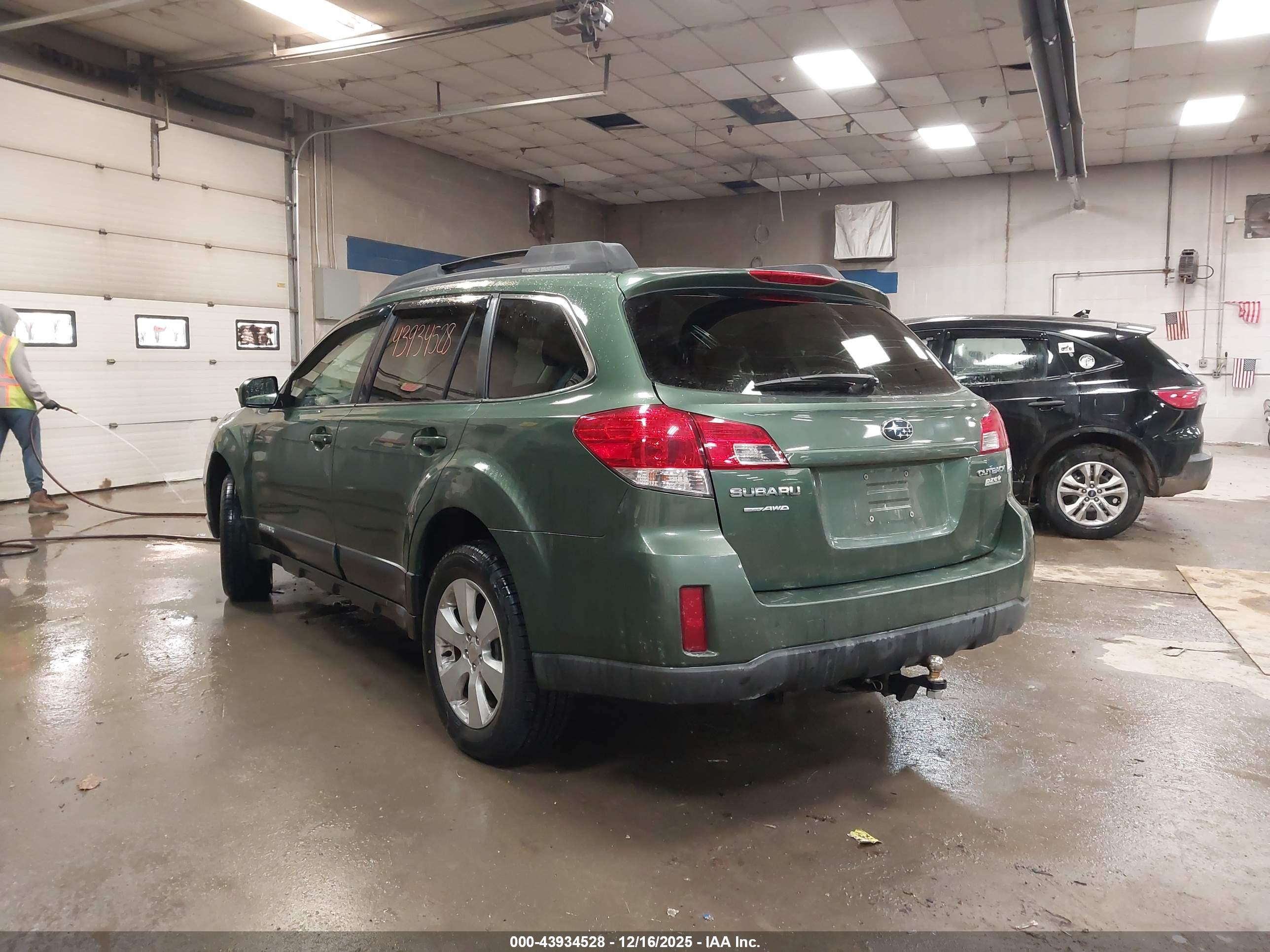 SUBARU OUTBACK image 3