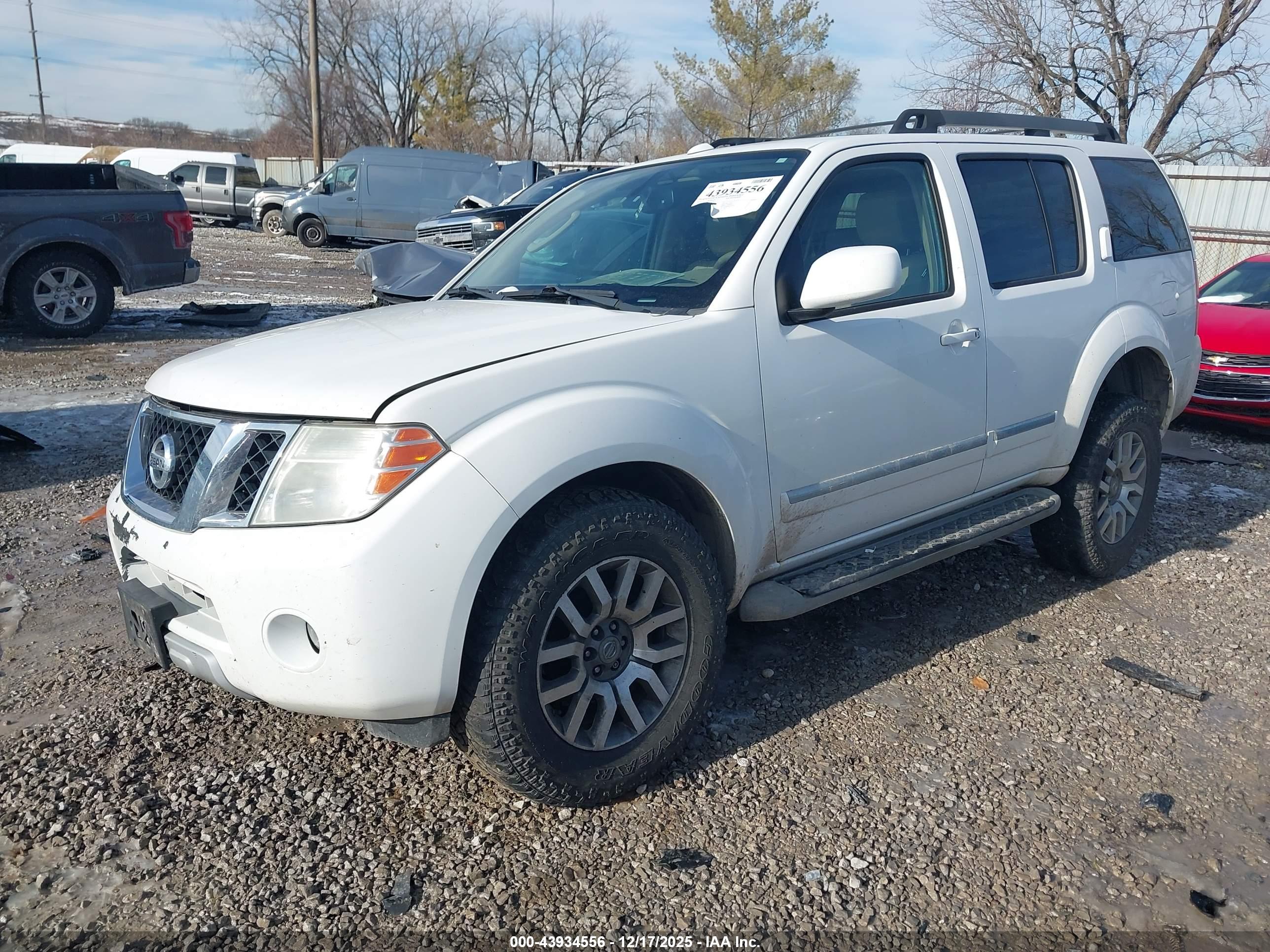 NISSAN PATHFINDER image 2