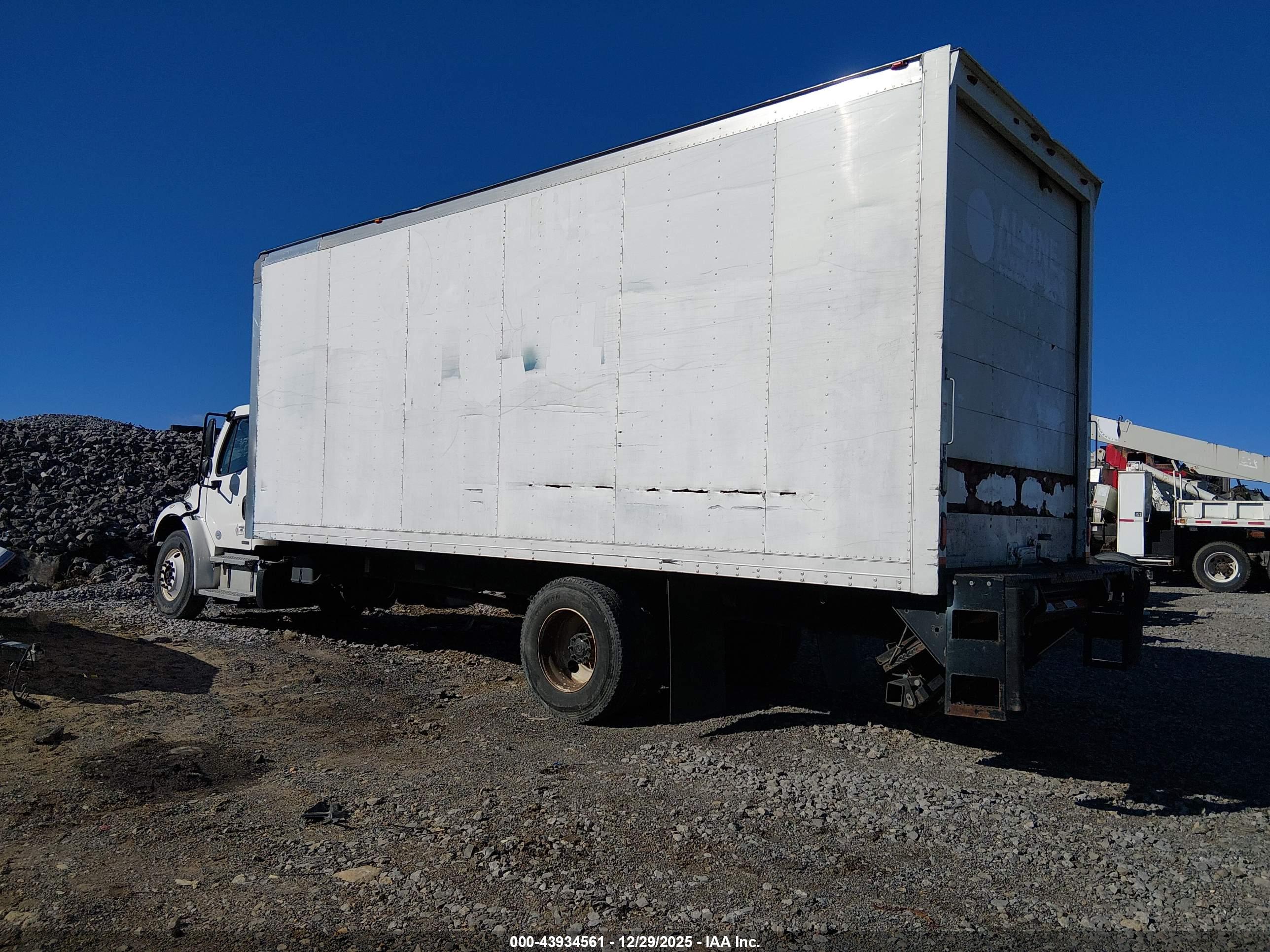 FREIGHTLINER M2 image 3