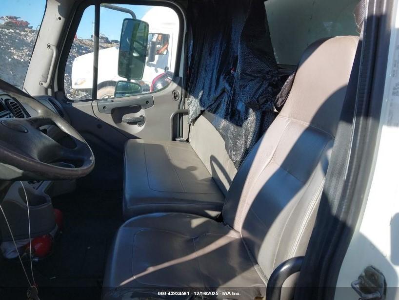 FREIGHTLINER M2 image 5