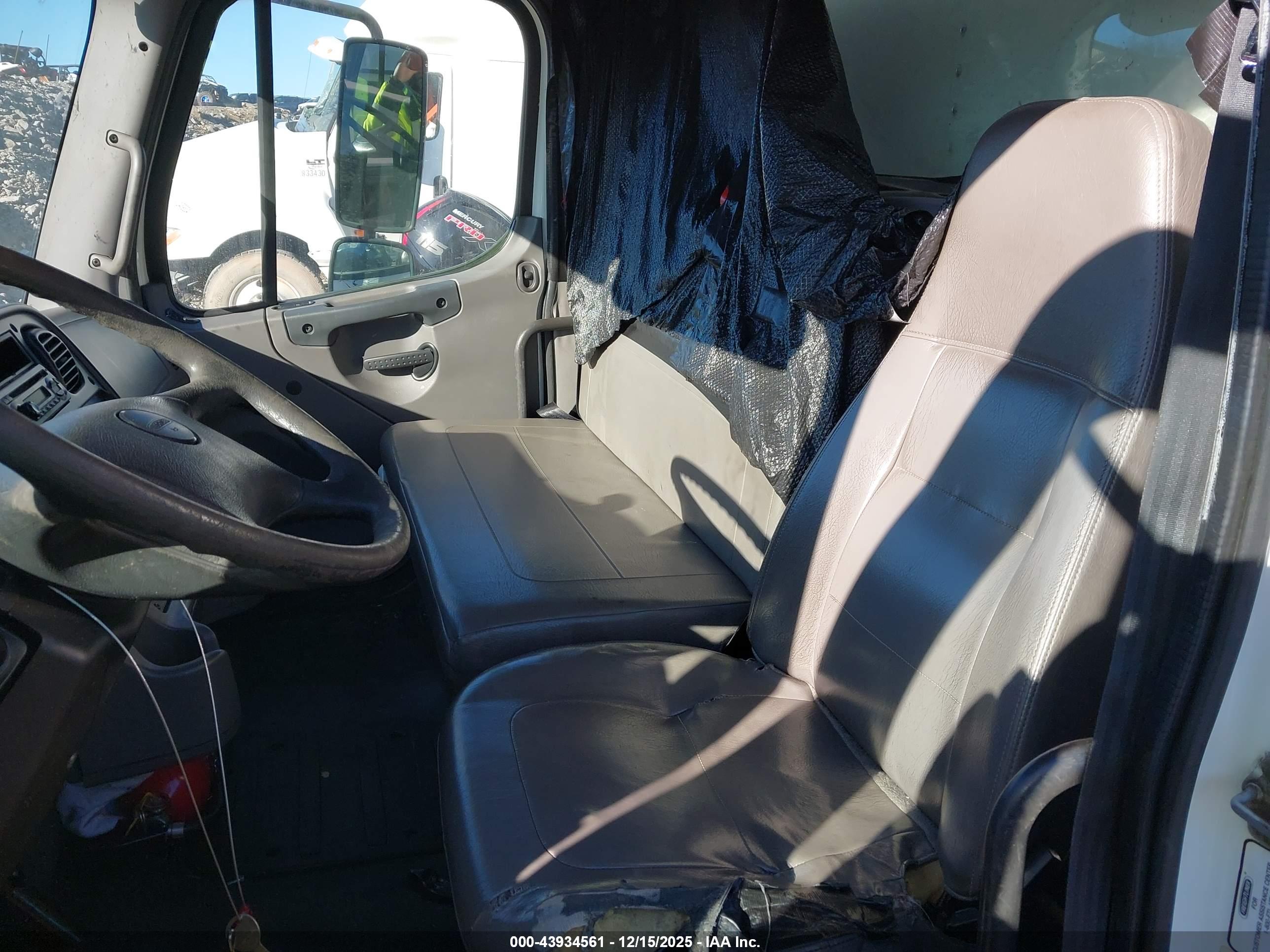 FREIGHTLINER M2 image 7