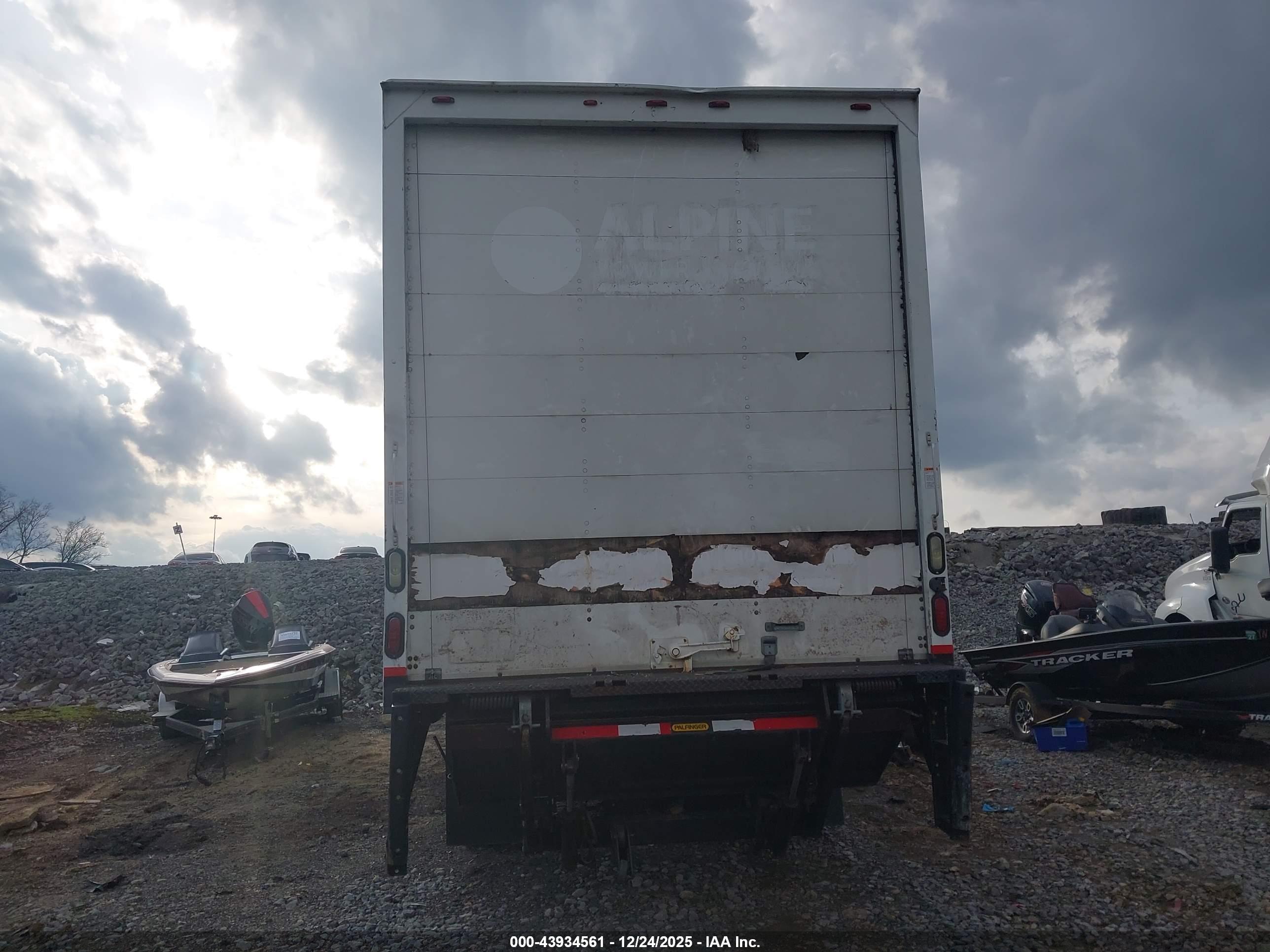 FREIGHTLINER M2 image 8