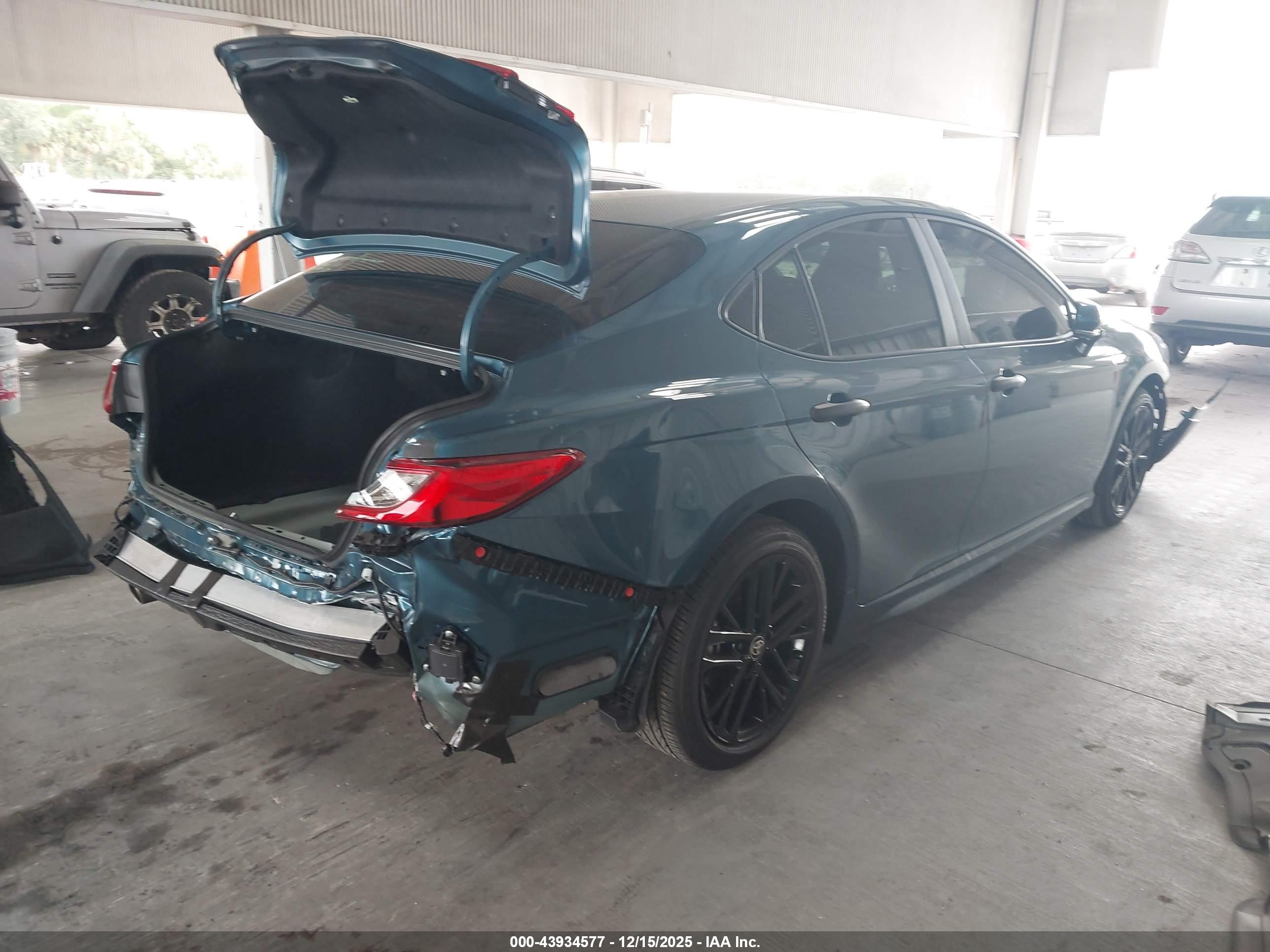 TOYOTA CAMRY image 4