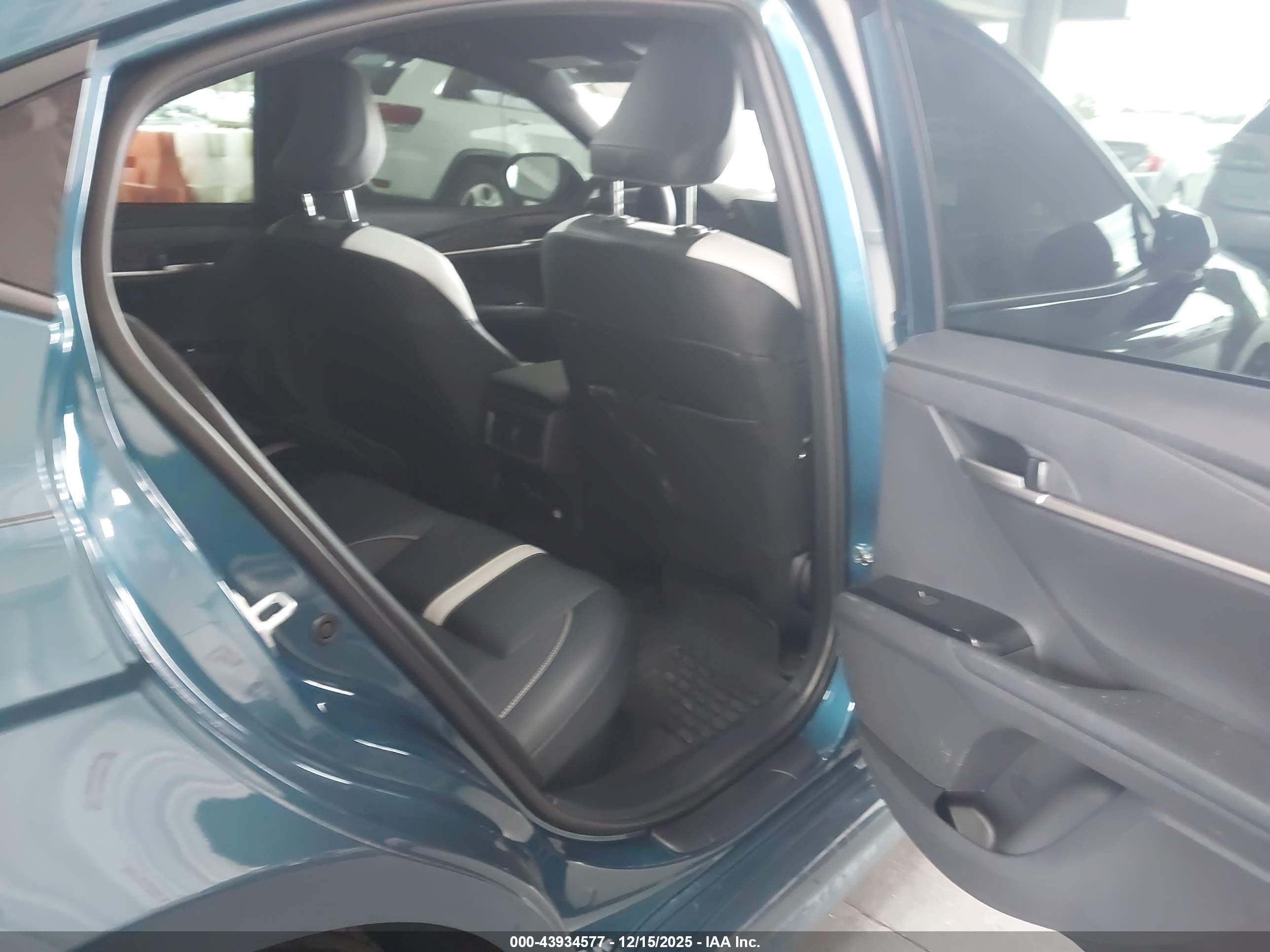 TOYOTA CAMRY image 8