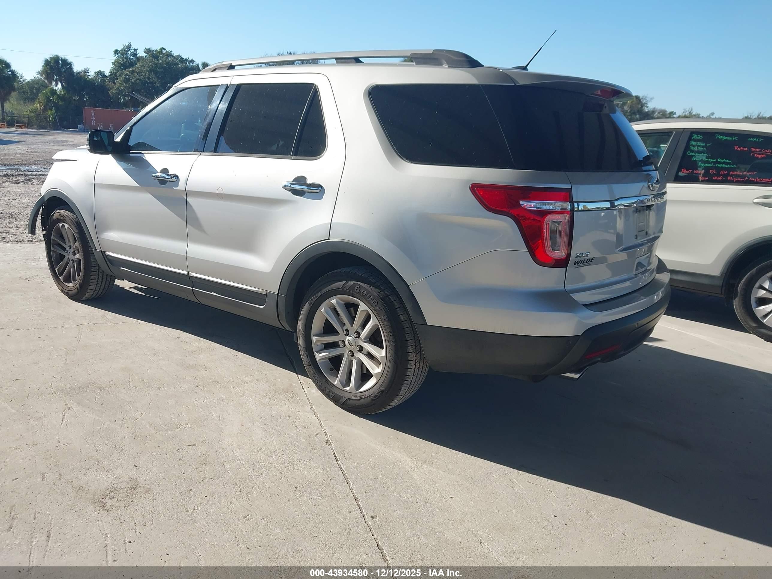 FORD EXPLORER image 3