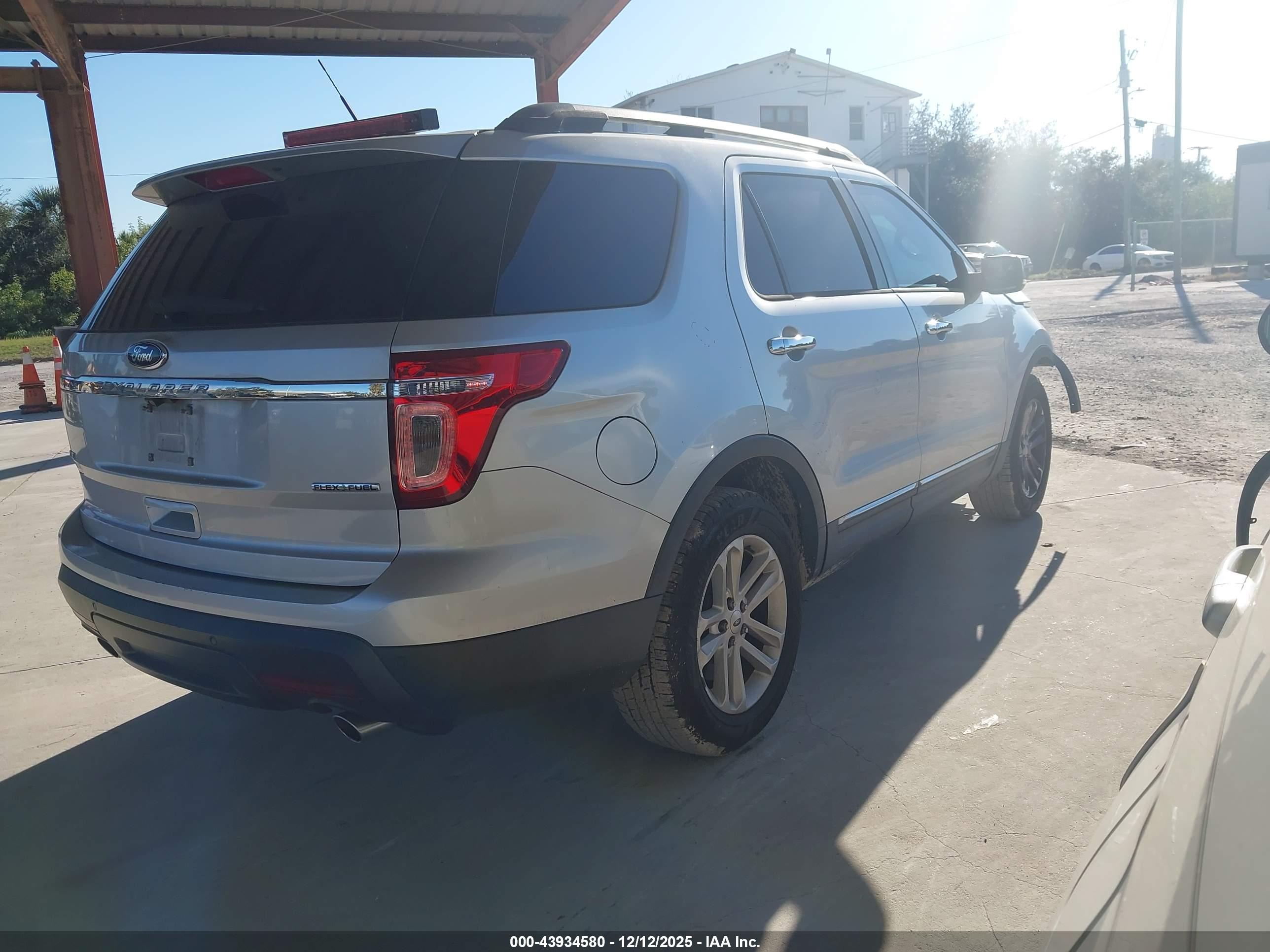 FORD EXPLORER image 4