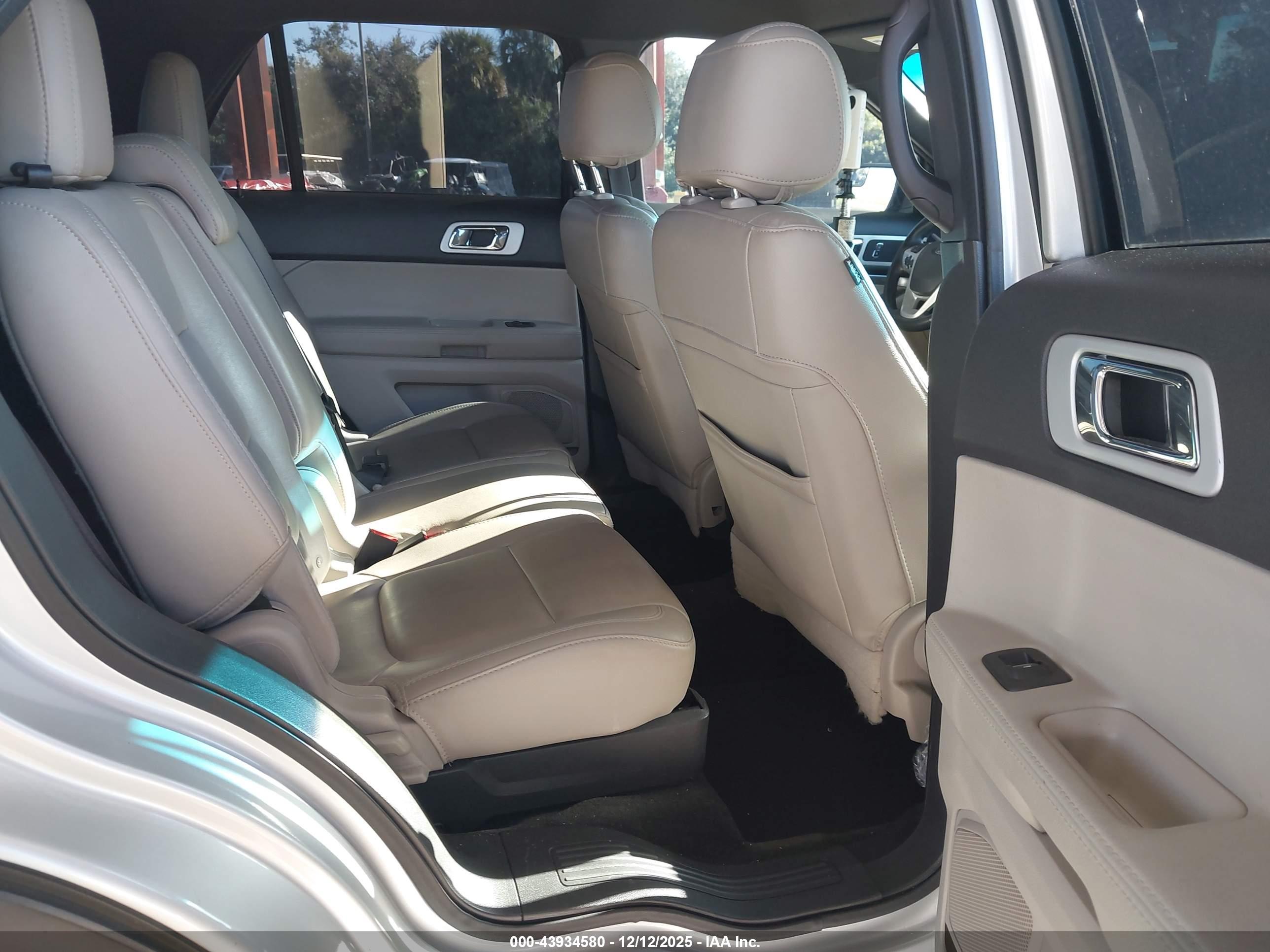 FORD EXPLORER image 8