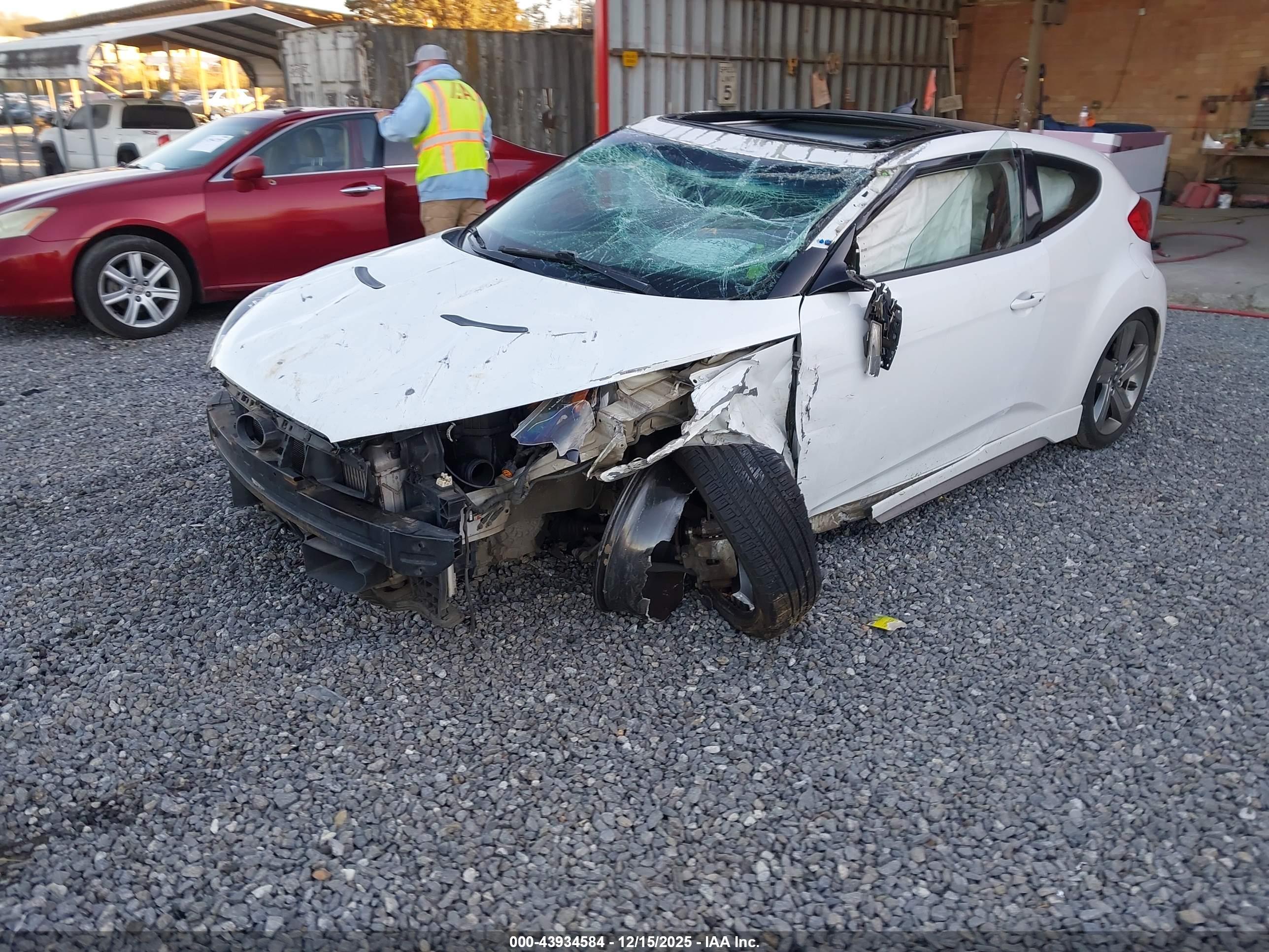 HYUNDAI VELOSTER image 2
