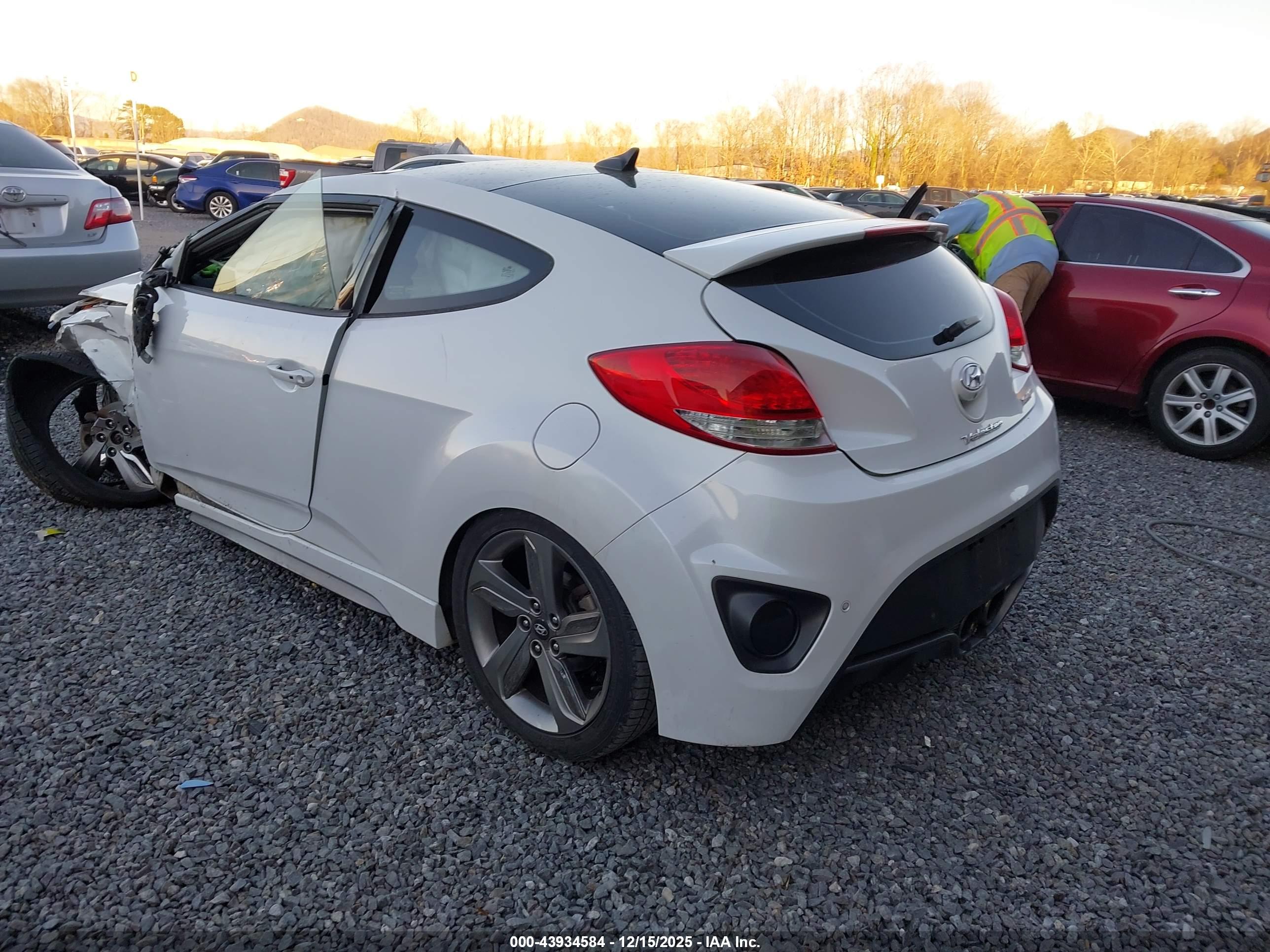 HYUNDAI VELOSTER image 3