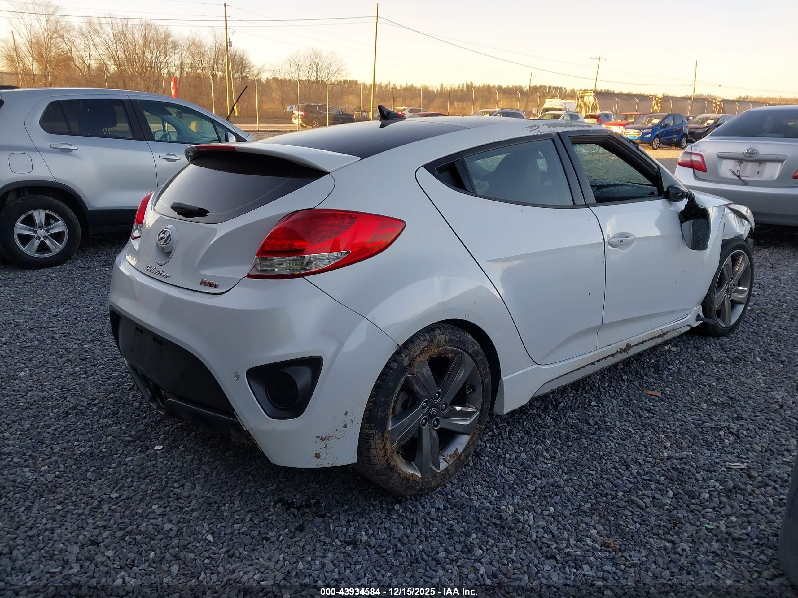 HYUNDAI VELOSTER image 4
