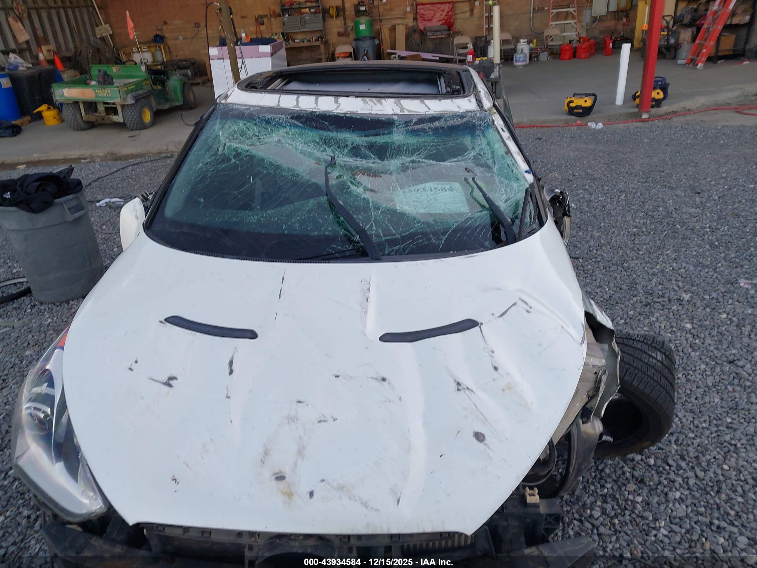 HYUNDAI VELOSTER image 6