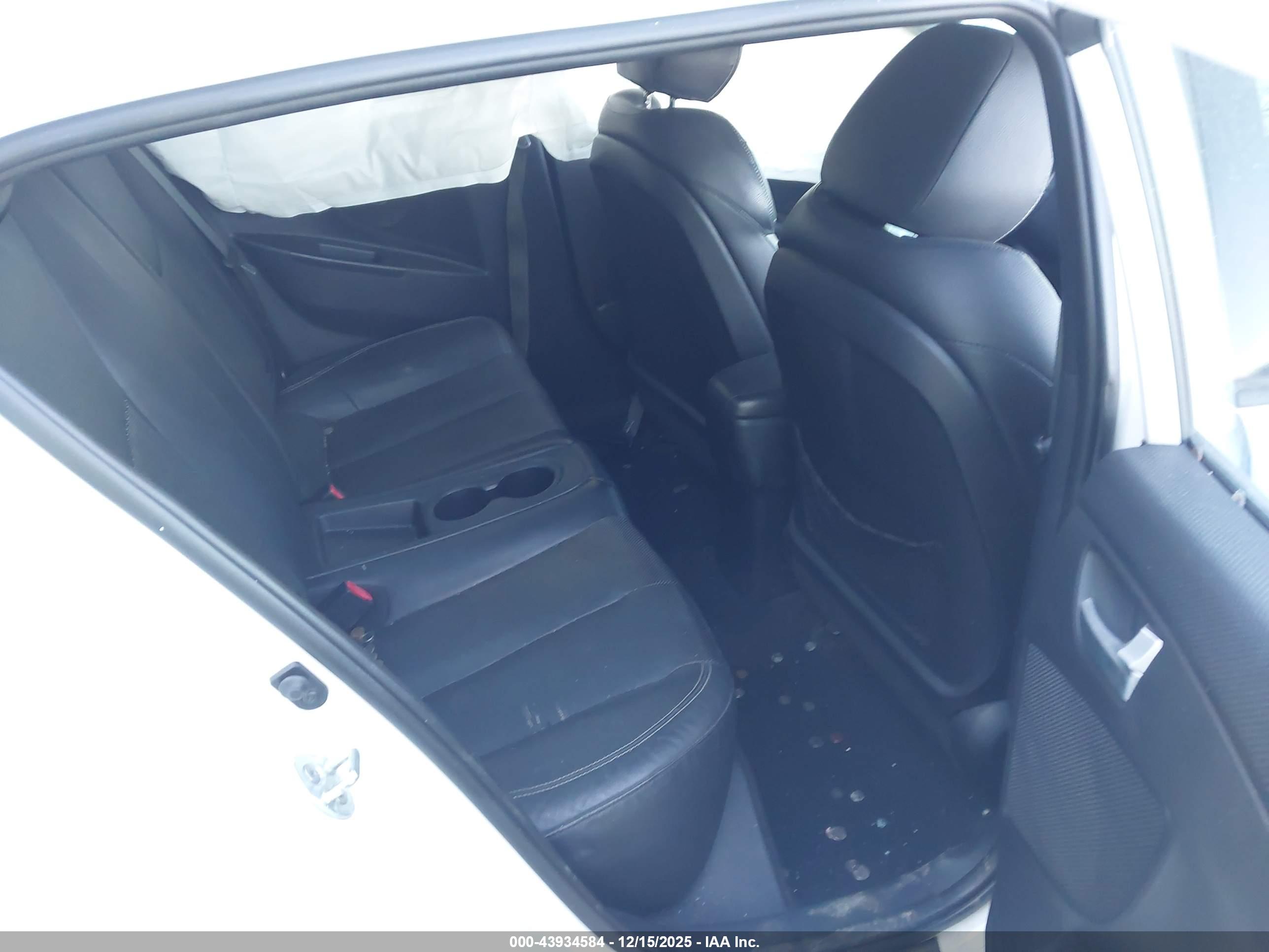 HYUNDAI VELOSTER image 8