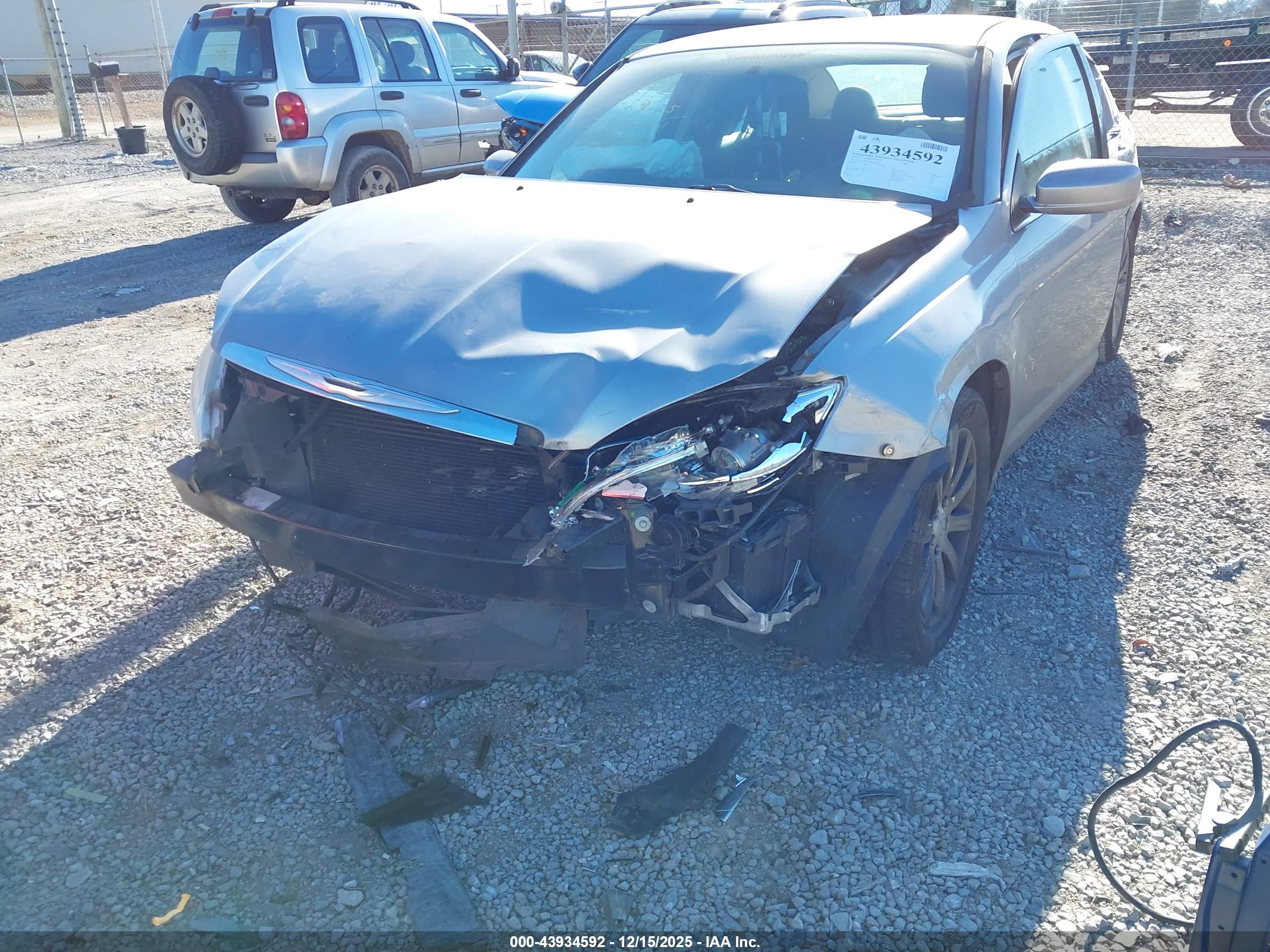 CHRYSLER 200 image 6