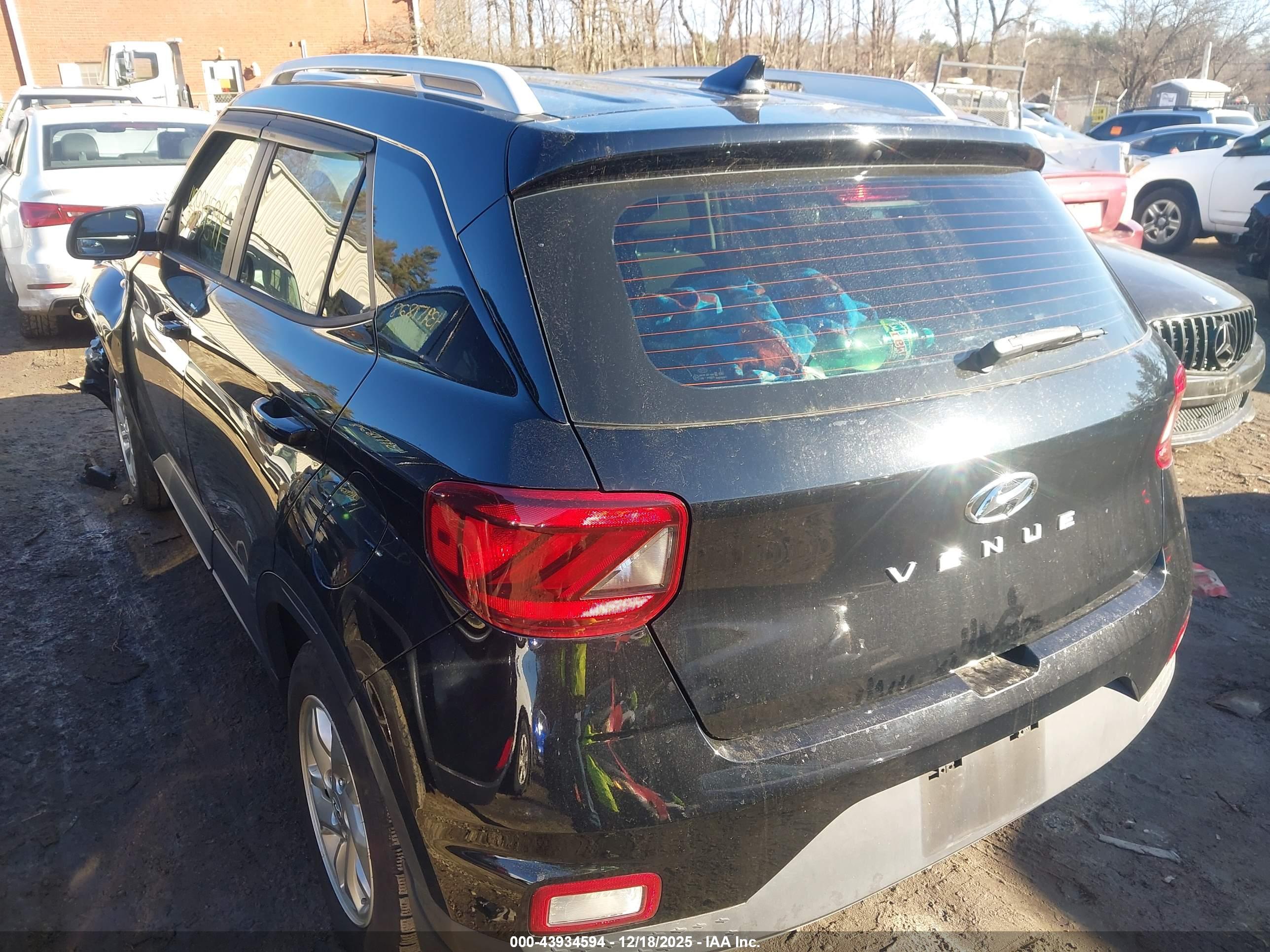 HYUNDAI VENUE image 3