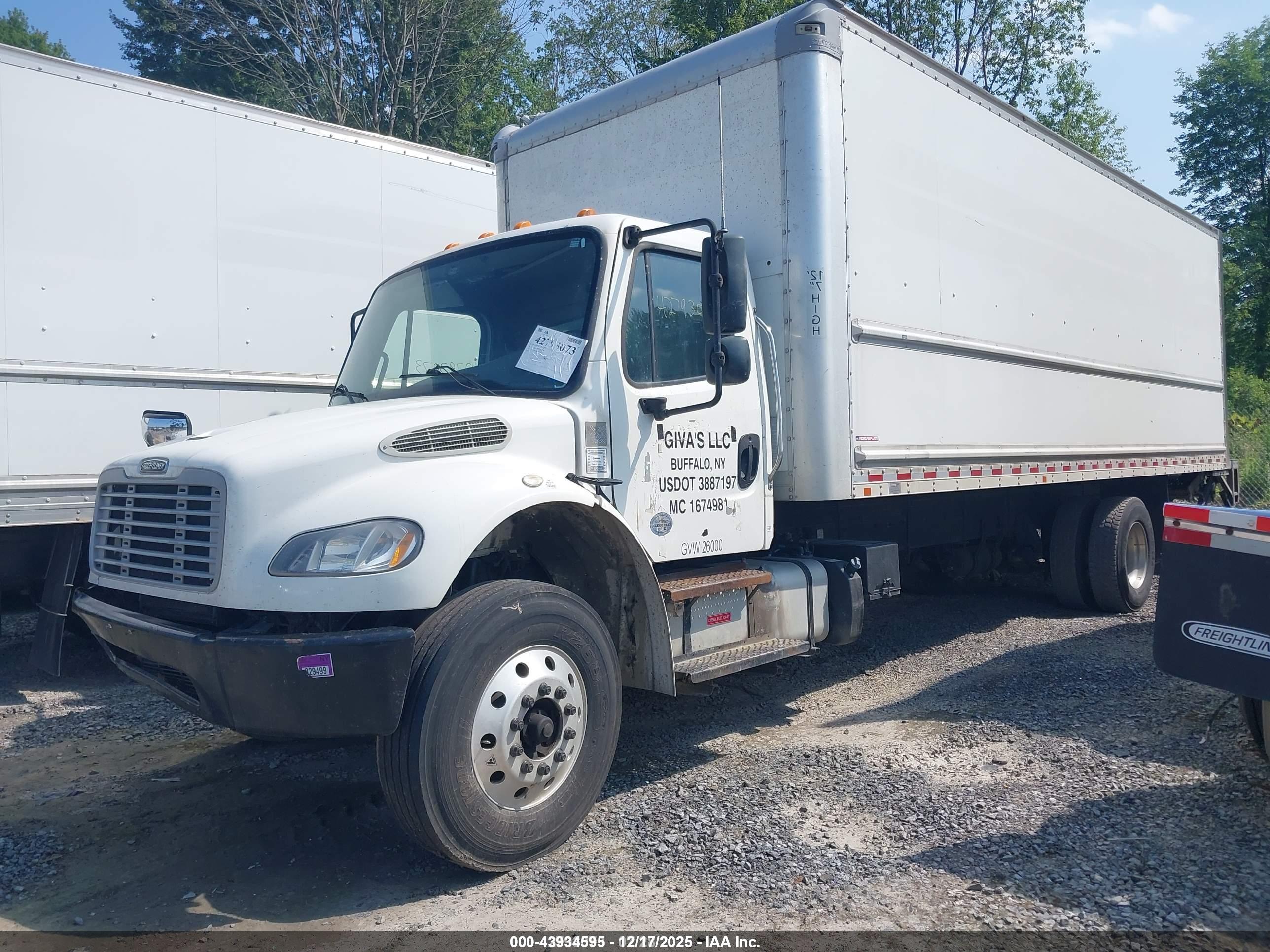 FREIGHTLINER M2 image 2