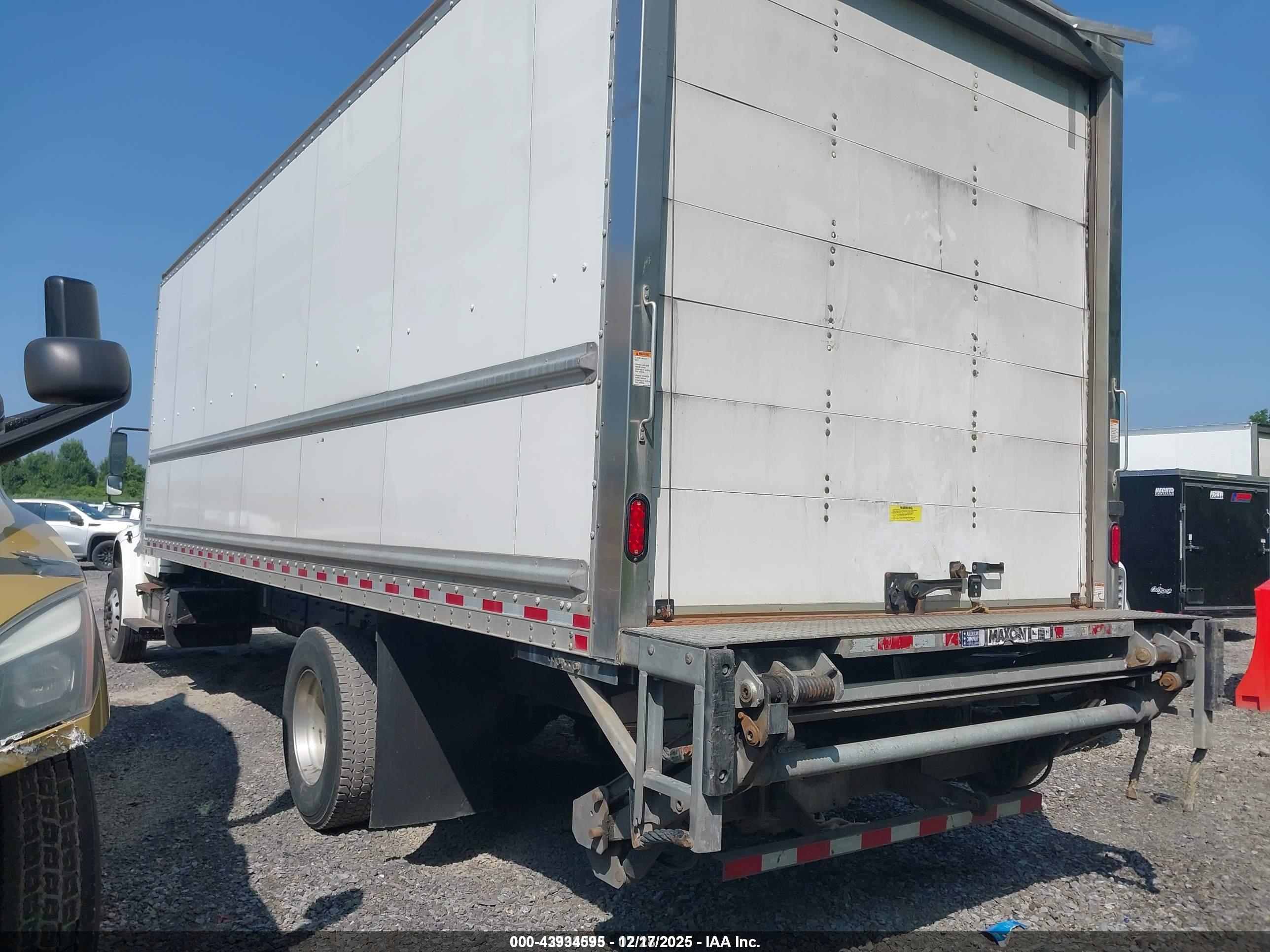 FREIGHTLINER M2 image 3
