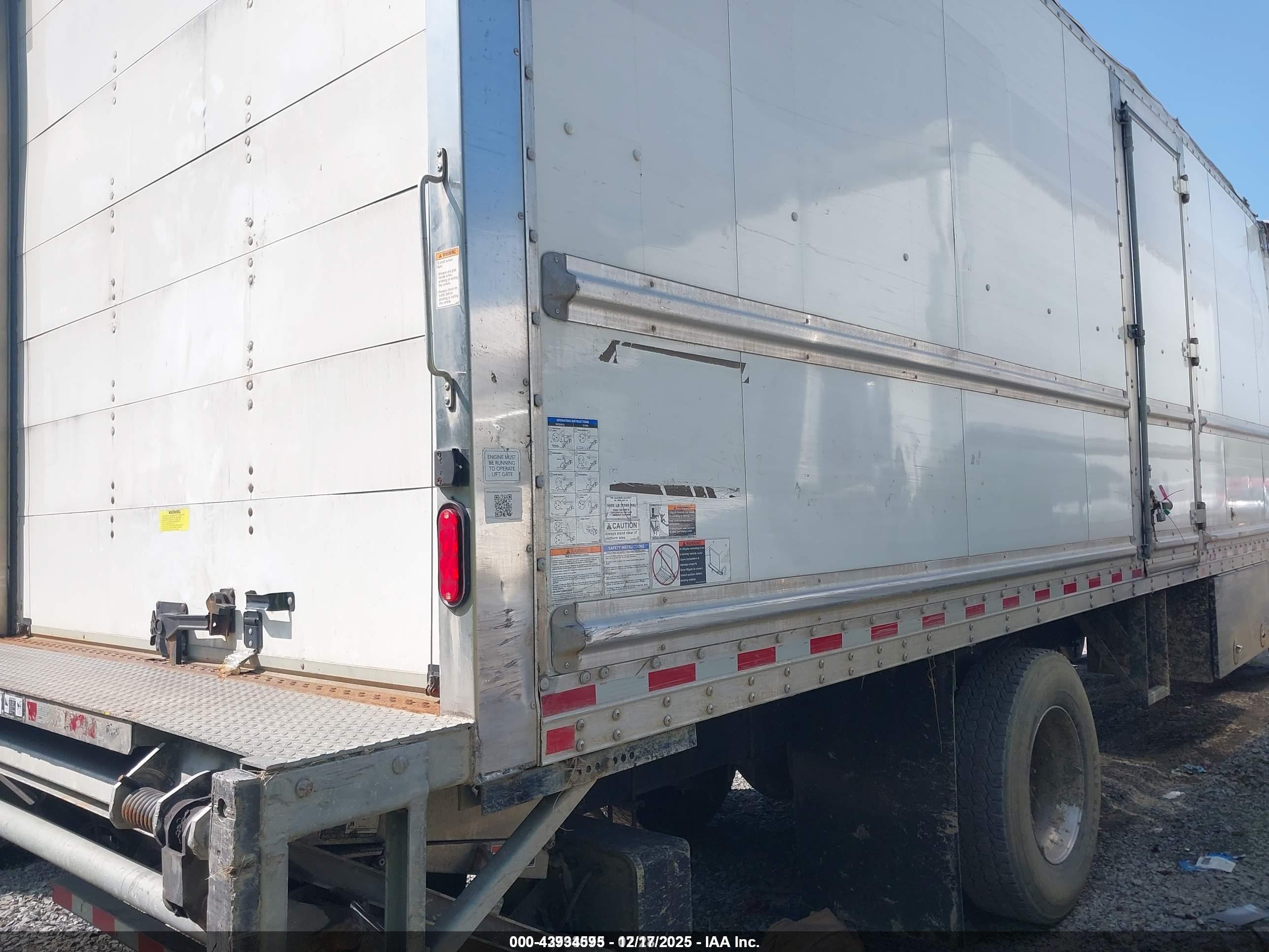 FREIGHTLINER M2 image 4