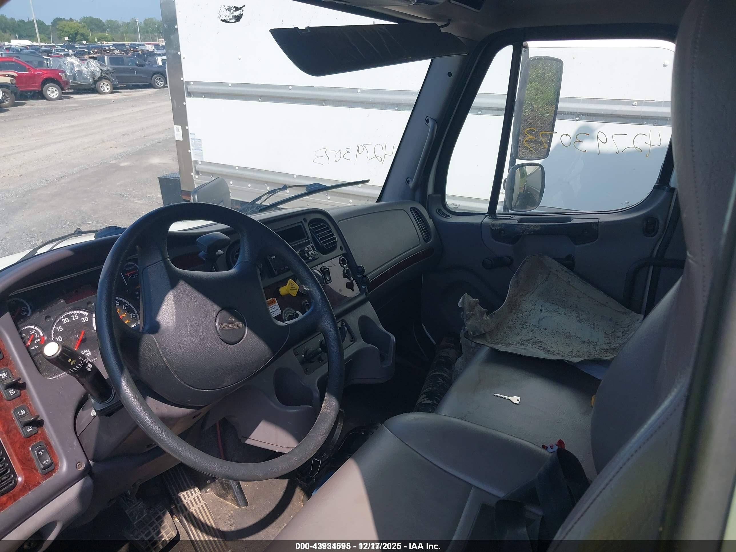 FREIGHTLINER M2 image 7