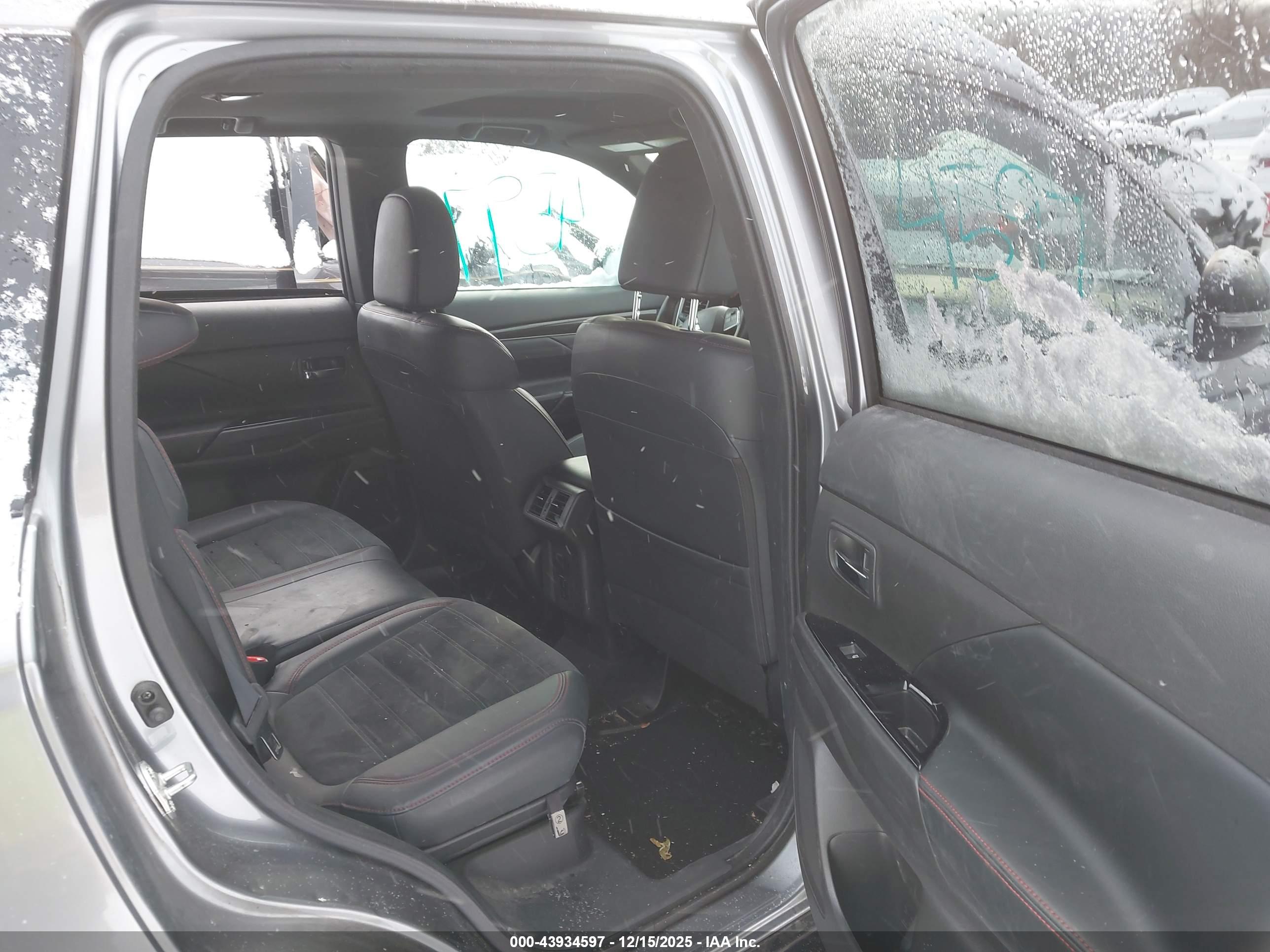 MITSUBISHI OUTLANDER image 8