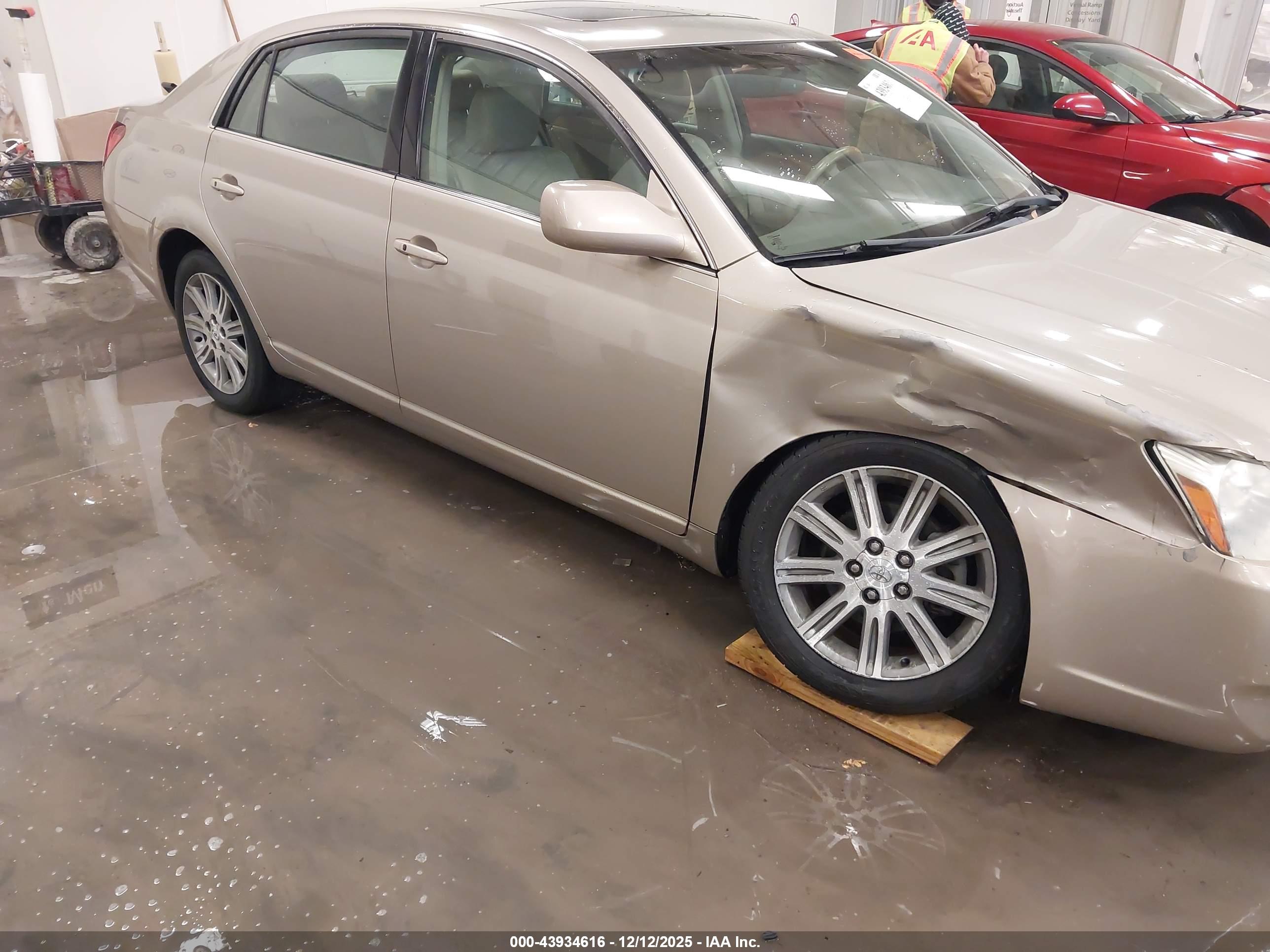 TOYOTA AVALON image 6