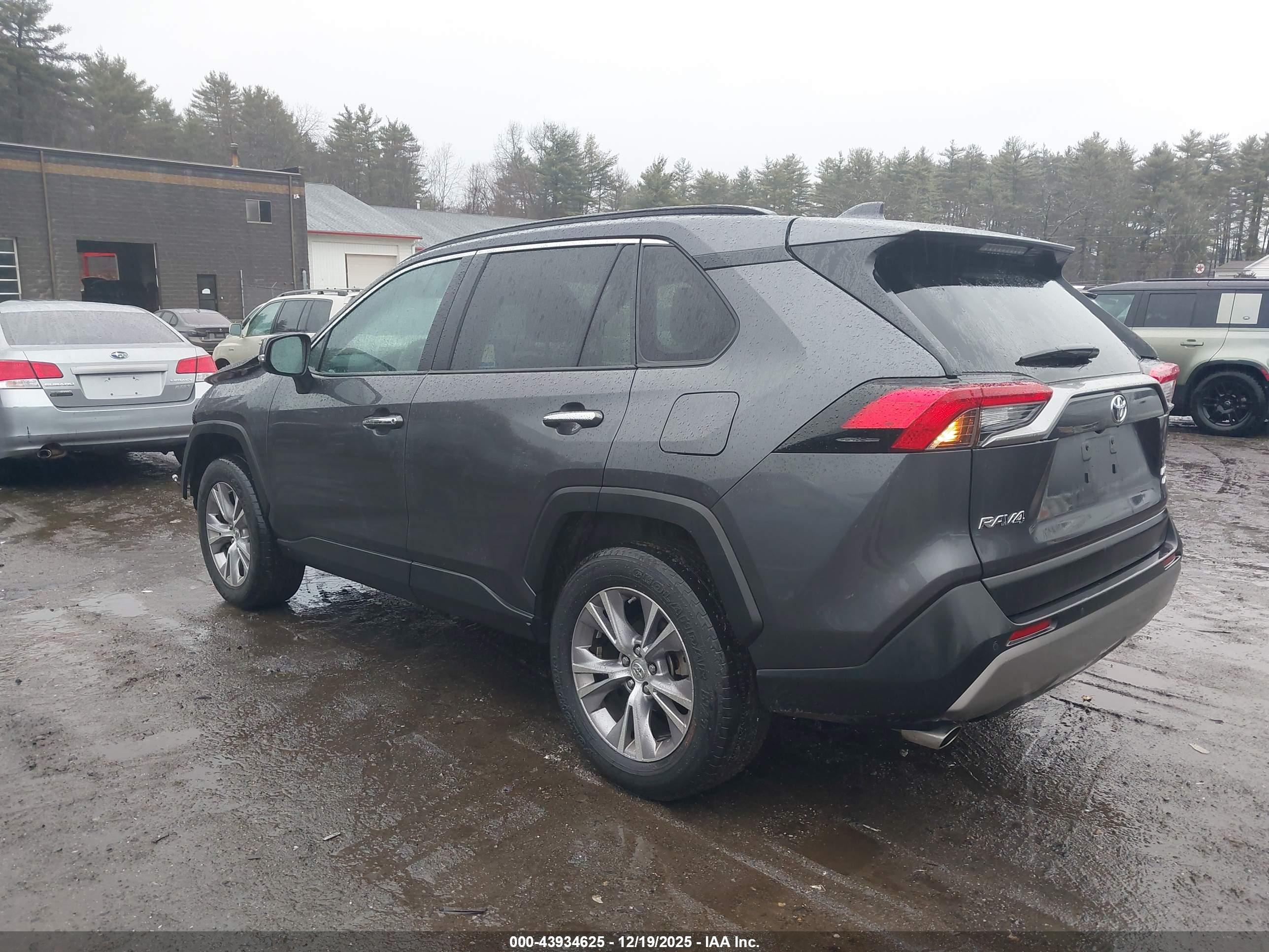 TOYOTA RAV4 image 3