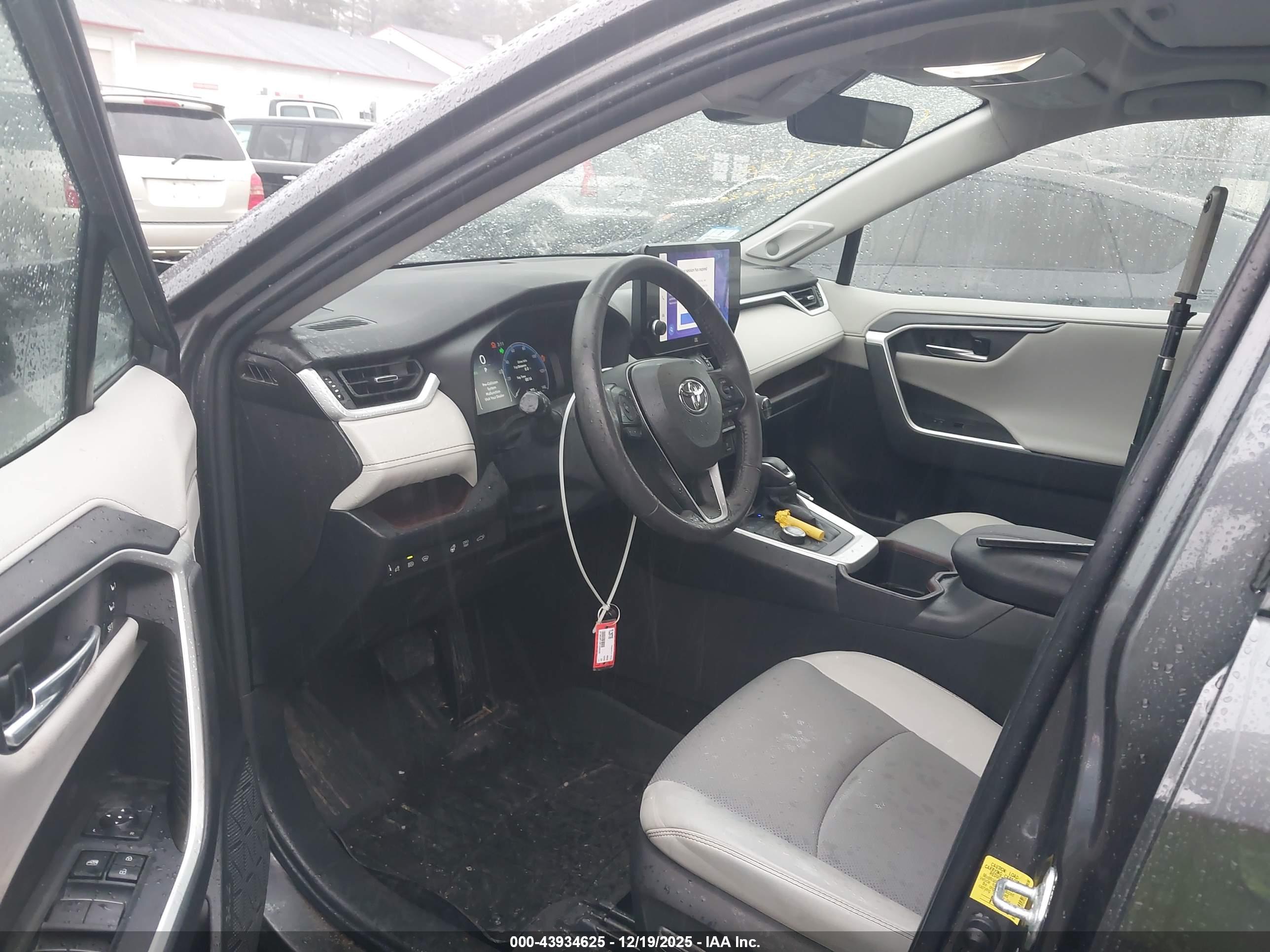 TOYOTA RAV4 image 5