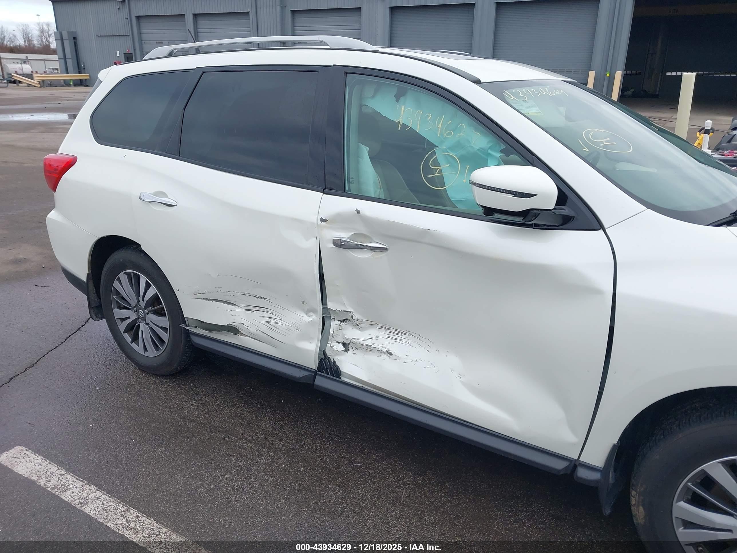 NISSAN PATHFINDER image 6