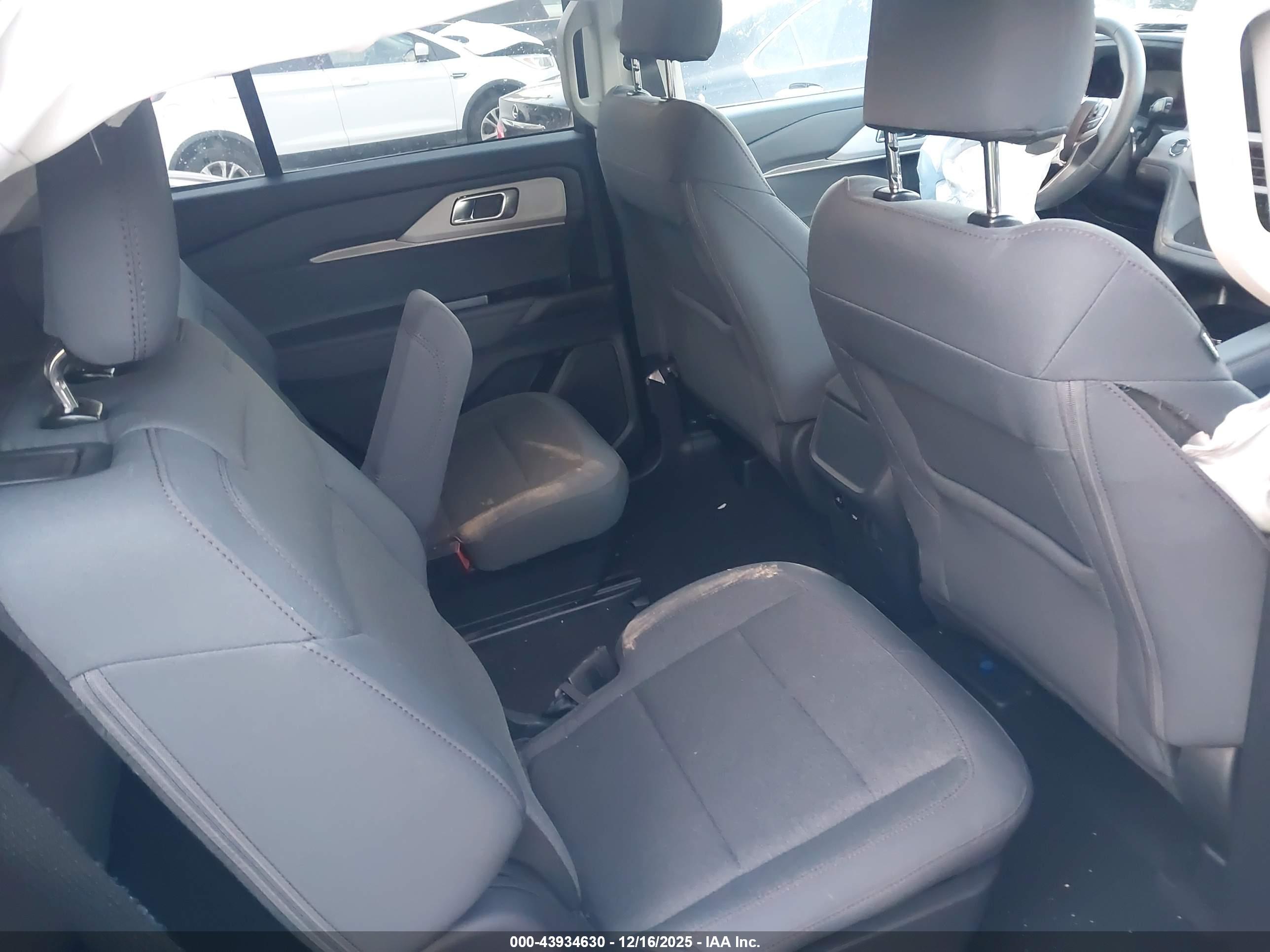 FORD EXPLORER image 8