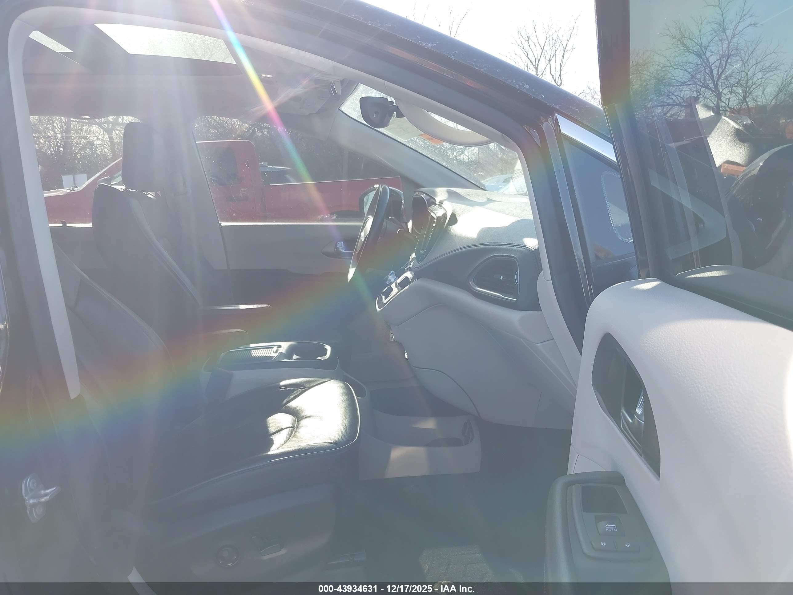 CHRYSLER PACIFICA image 5