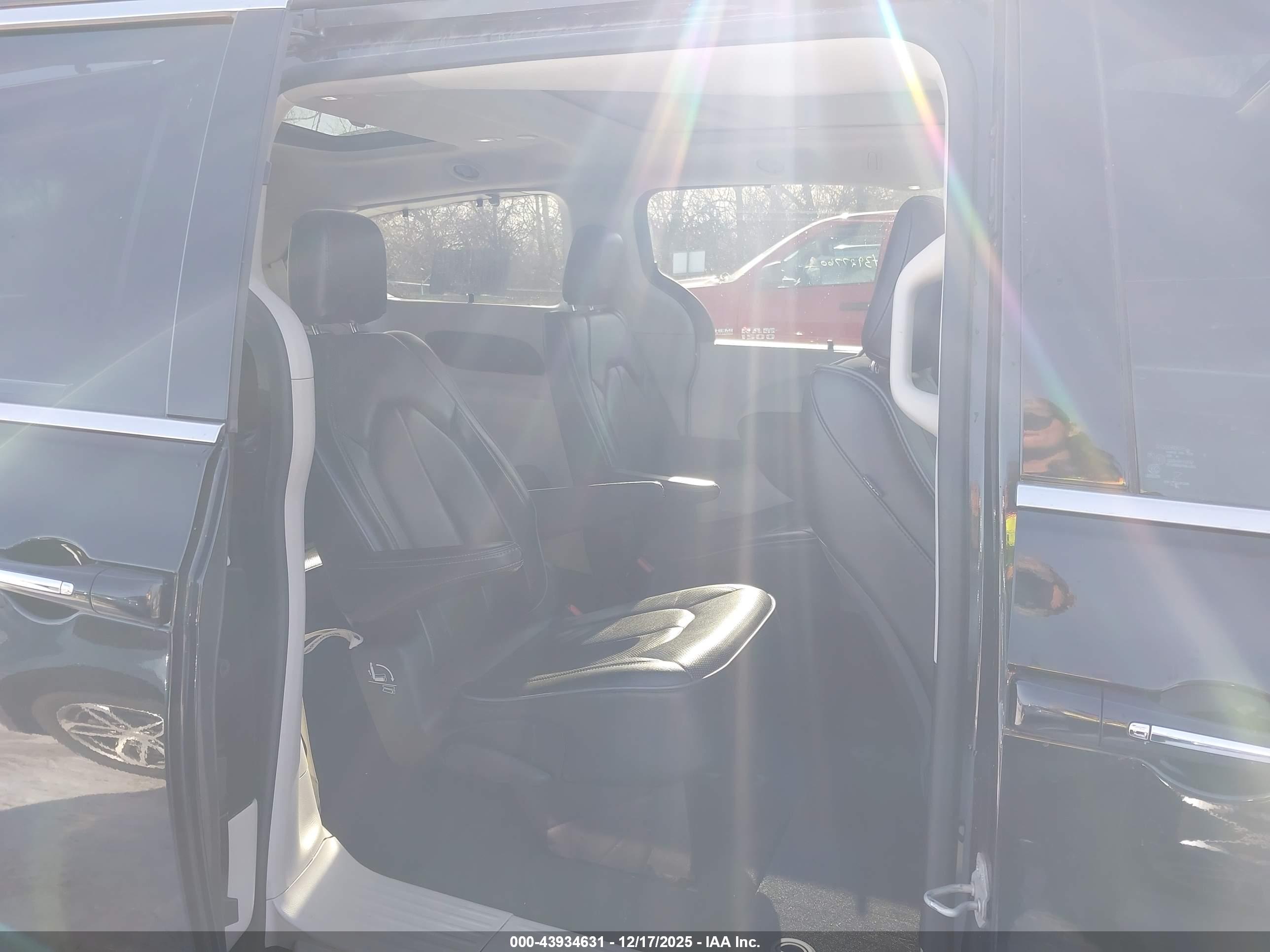 CHRYSLER PACIFICA image 8