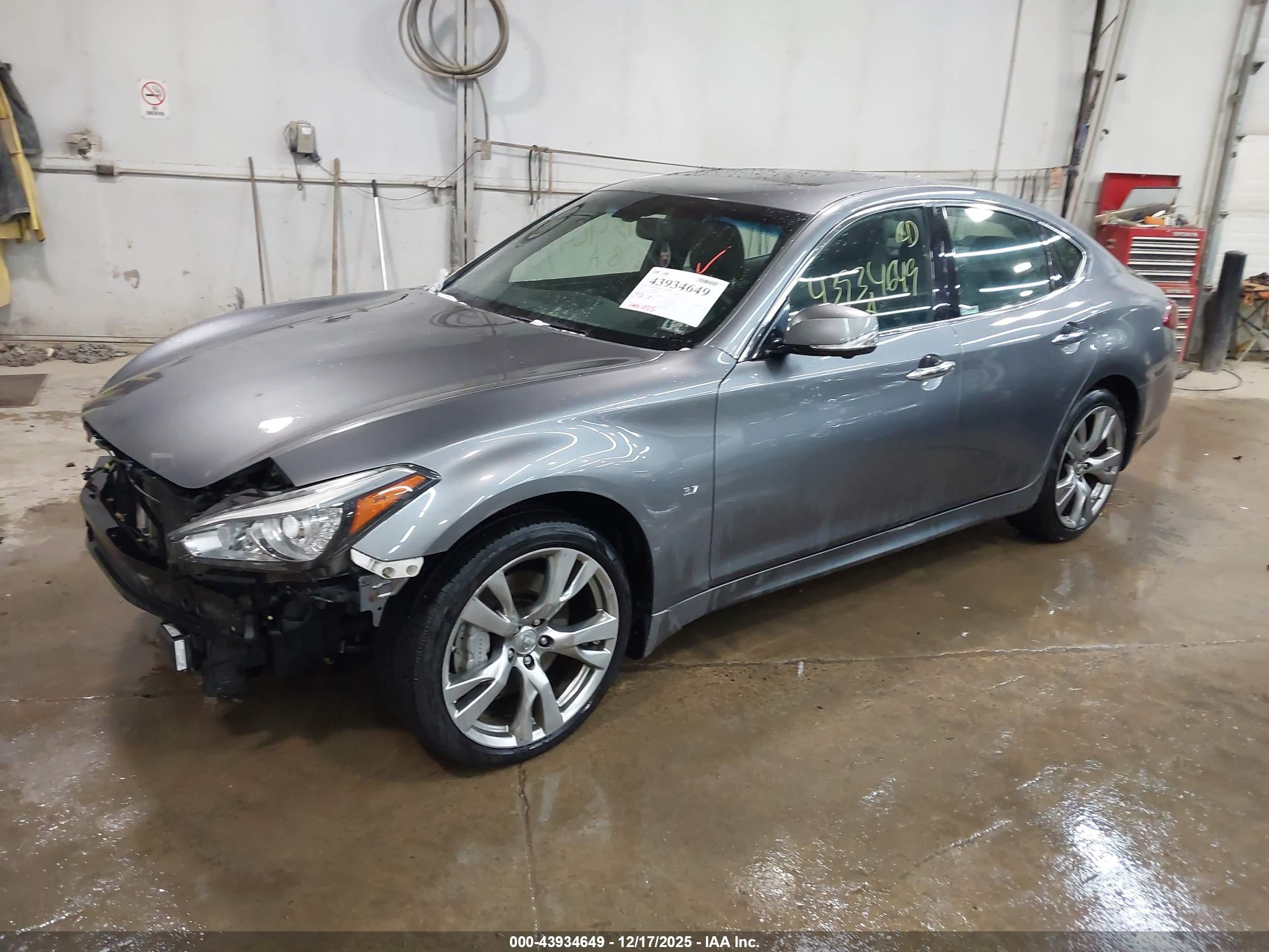 INFINITI Q70 image 2