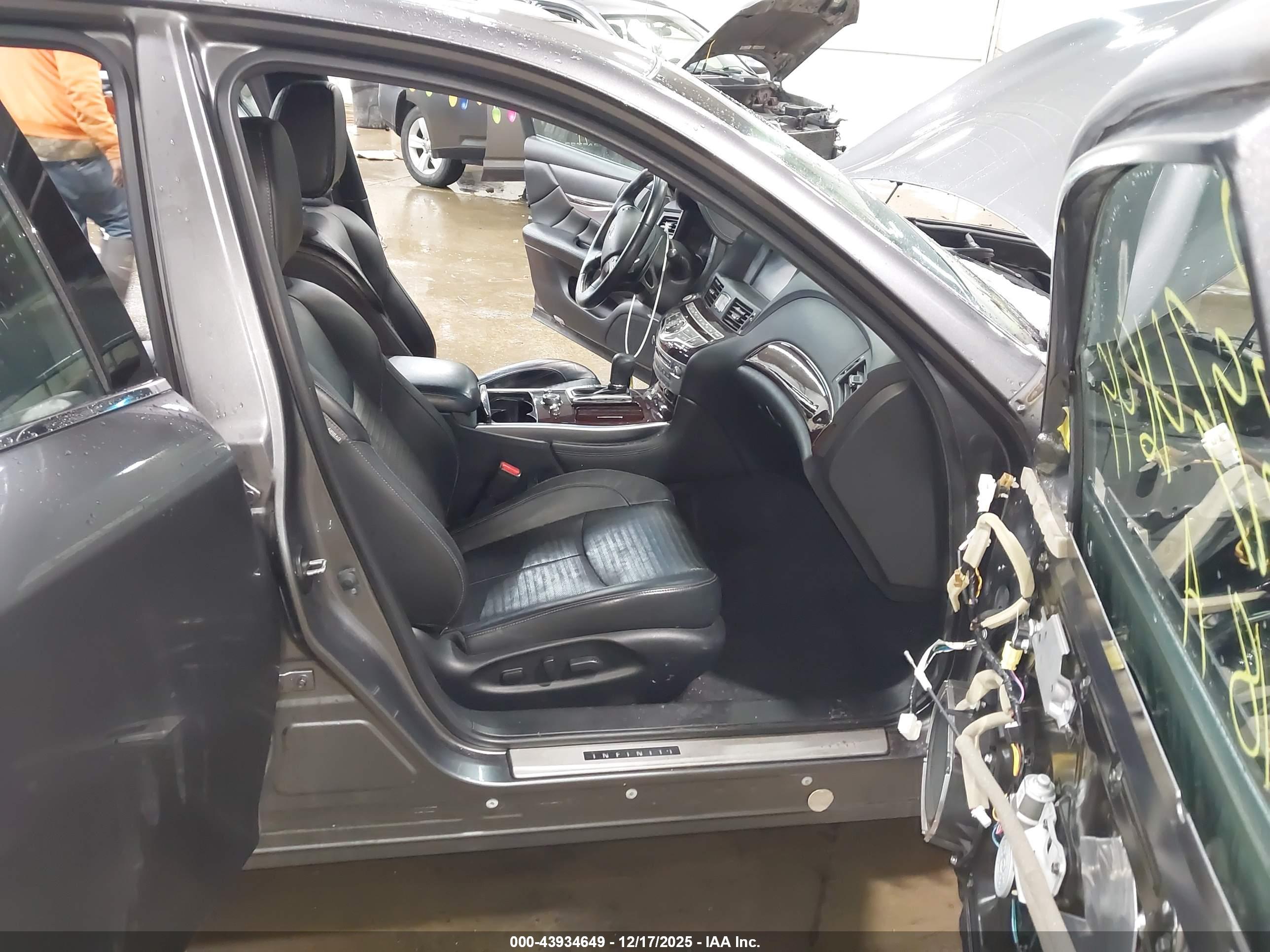 INFINITI Q70 image 5
