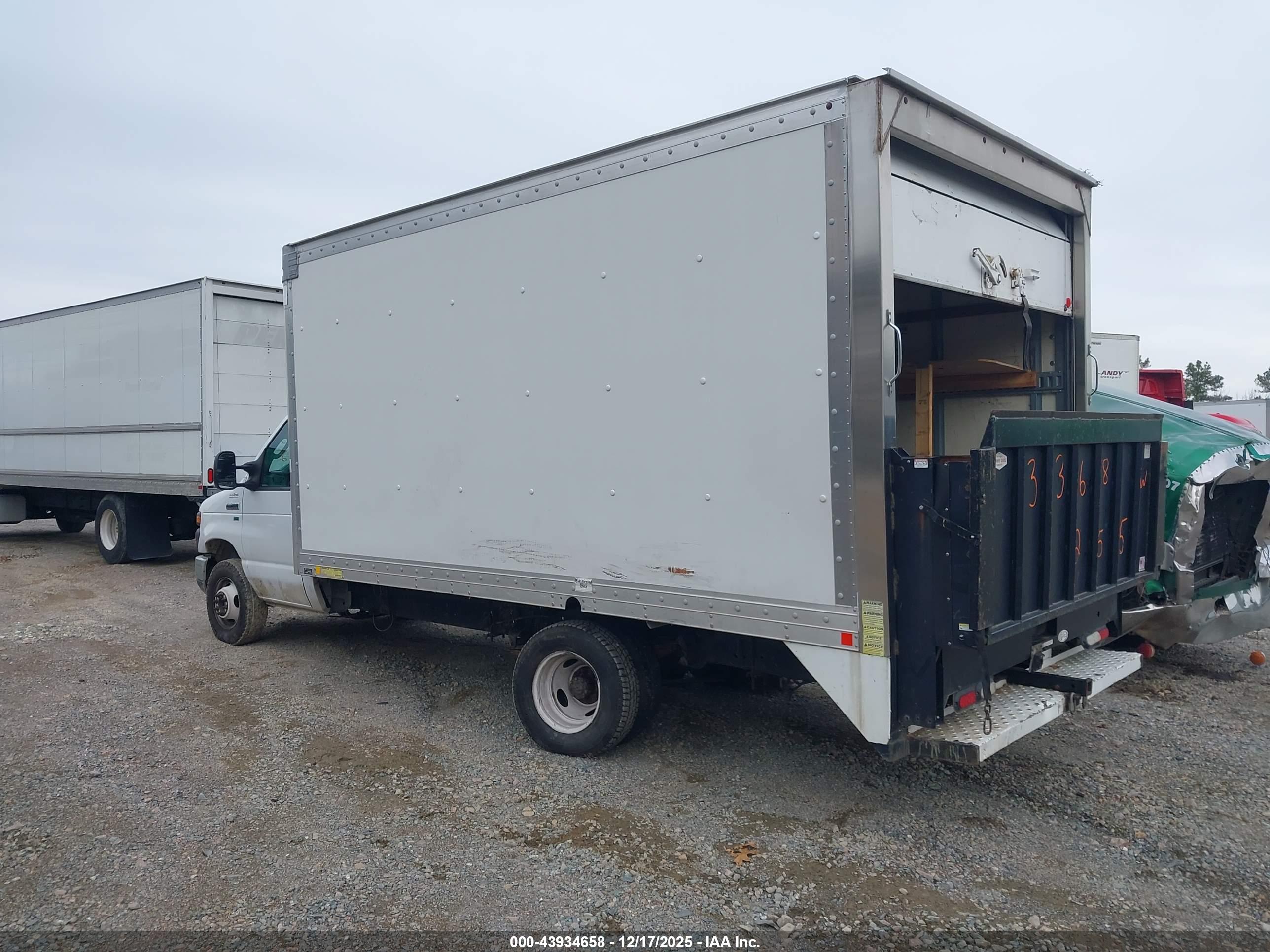 FORD E-350 image 3