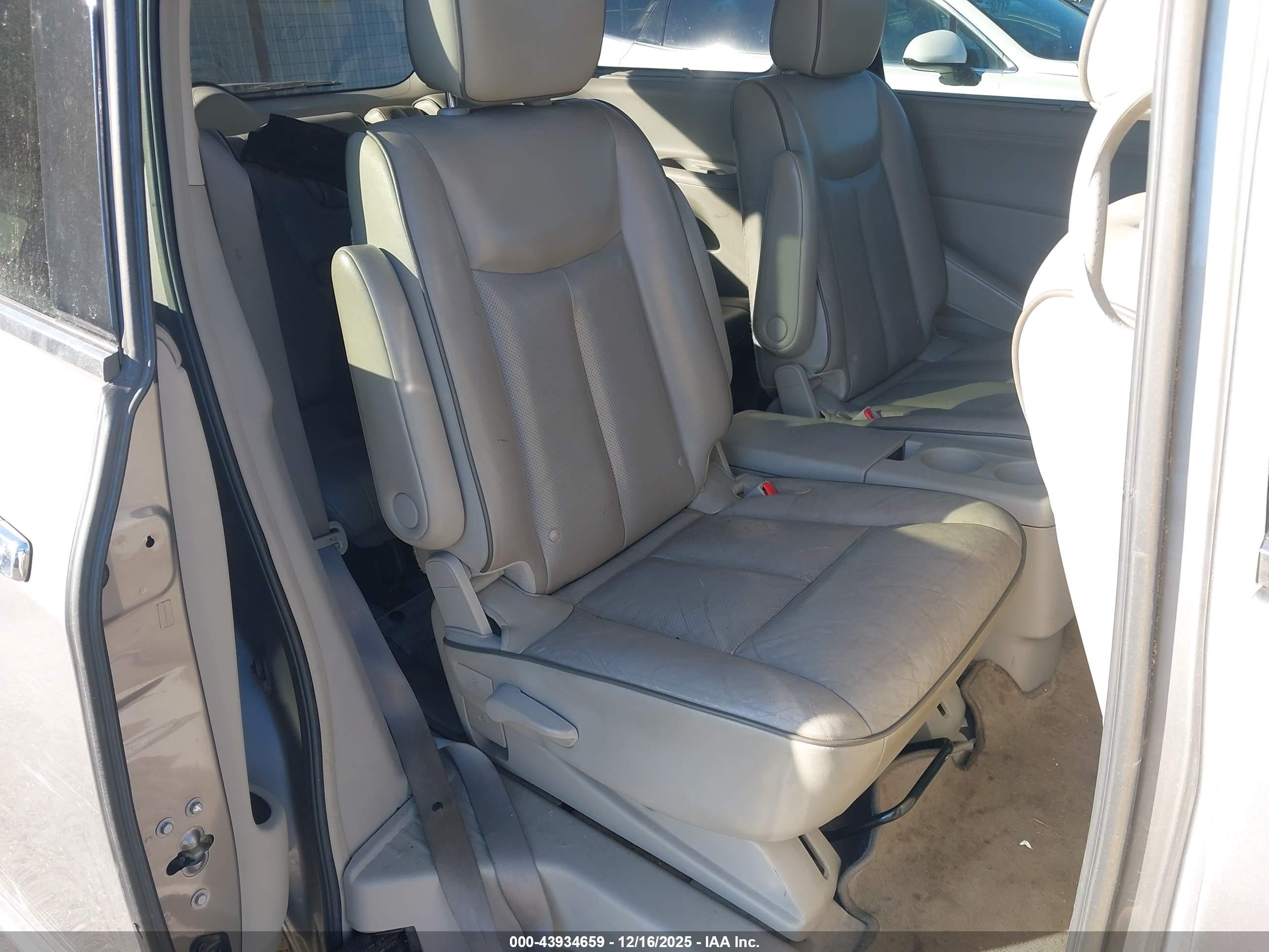 NISSAN QUEST image 8