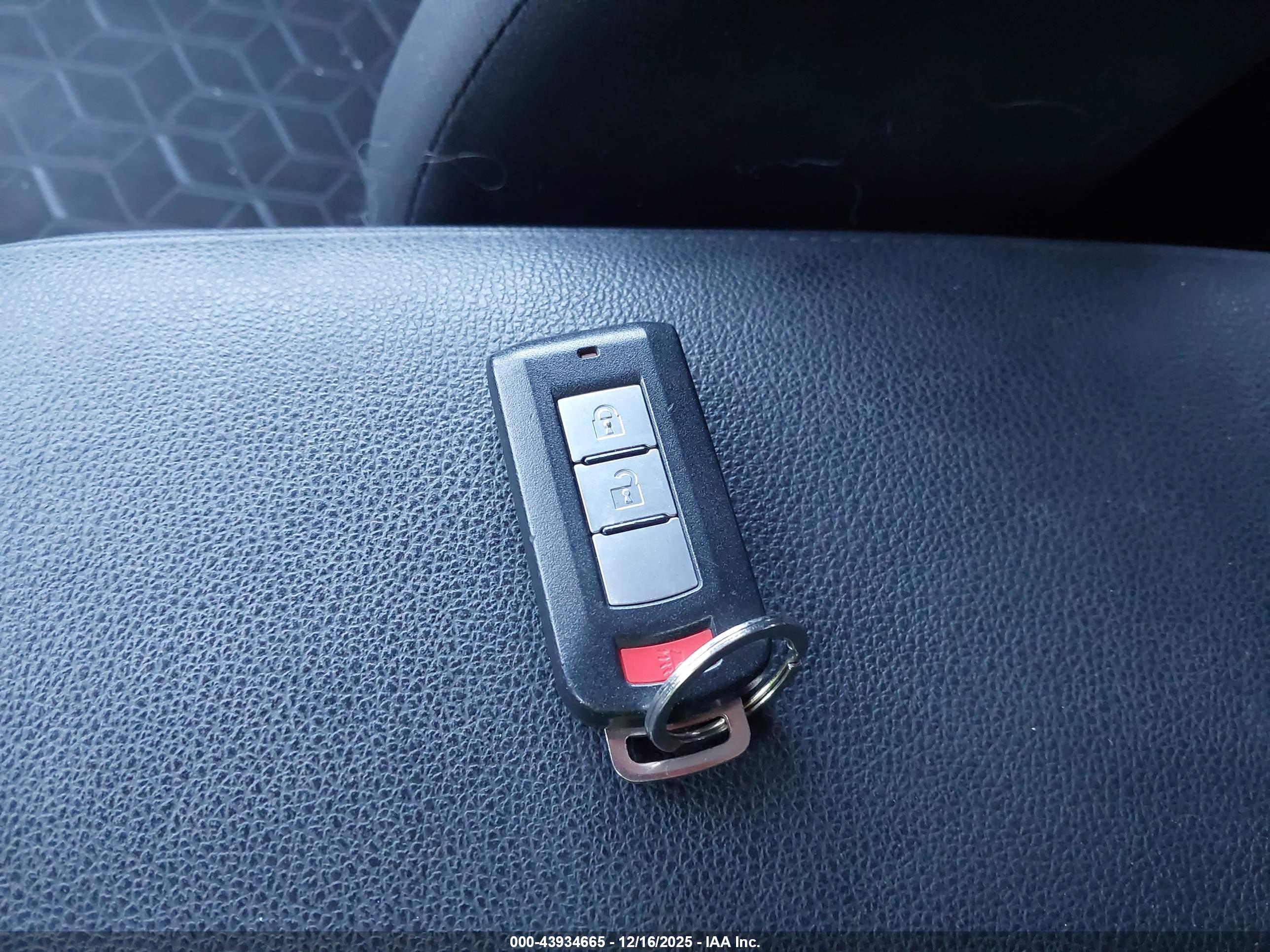 MITSUBISHI OUTLANDER image 11