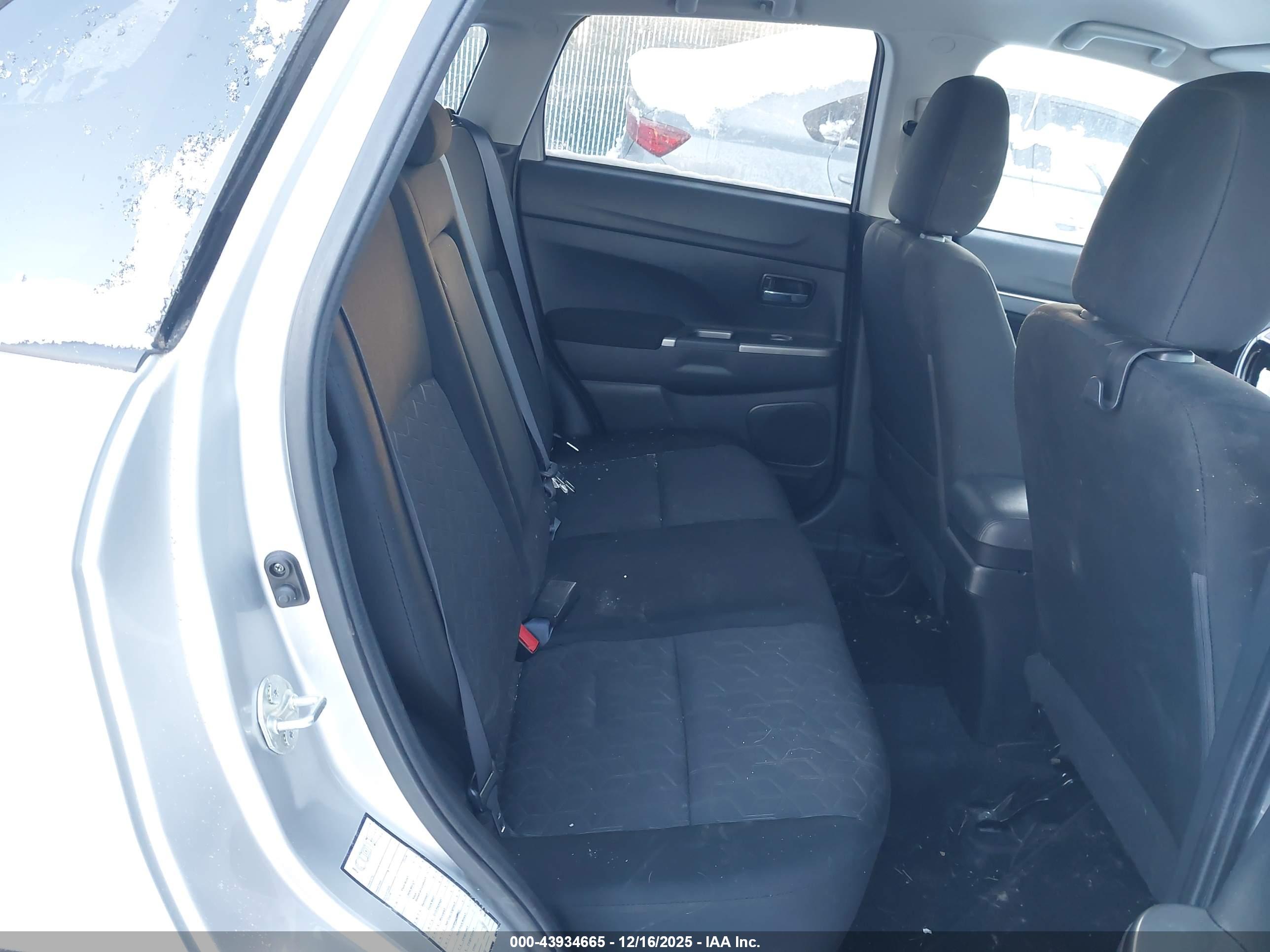 MITSUBISHI OUTLANDER image 8