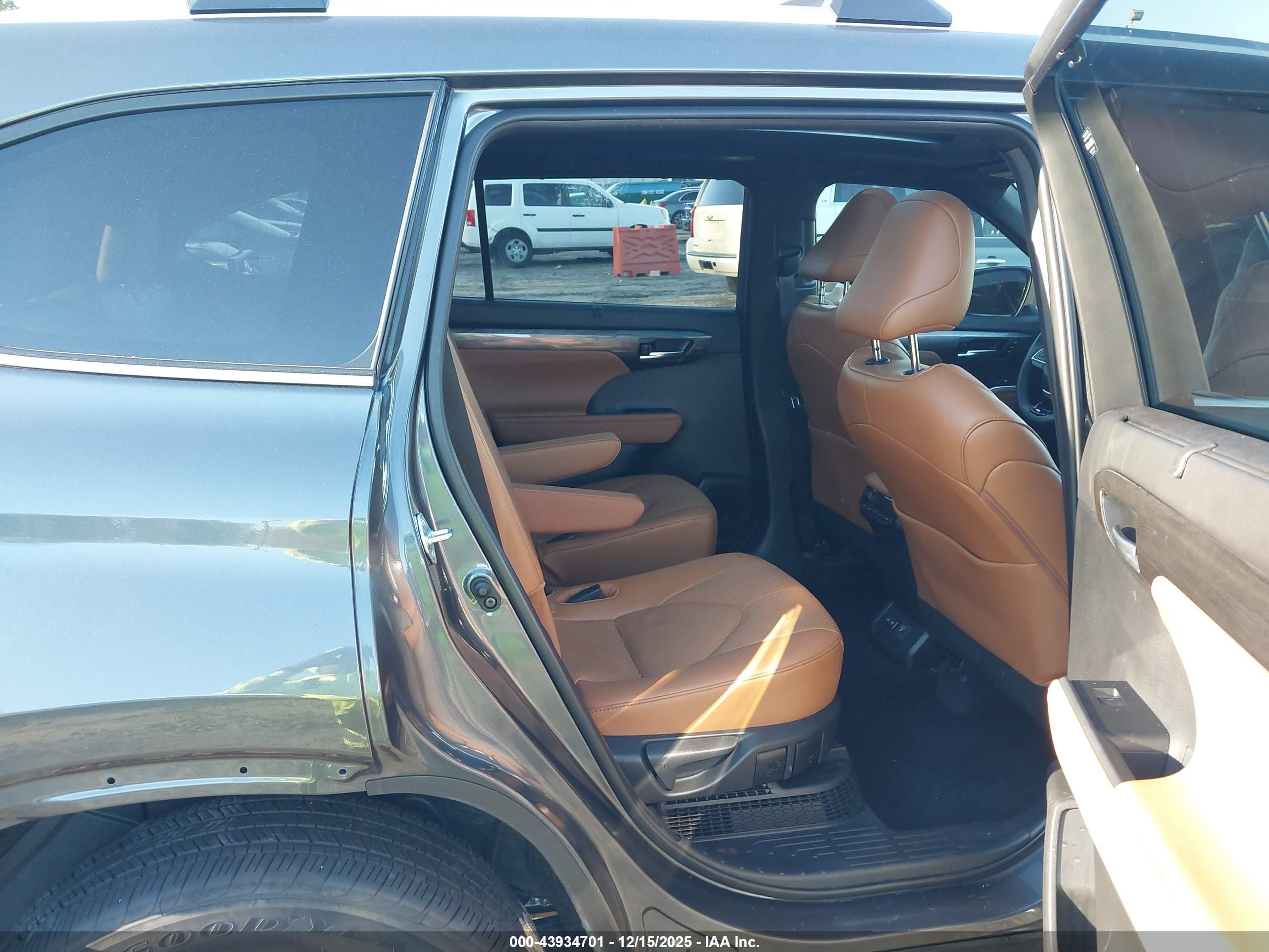 TOYOTA HIGHLANDER image 8
