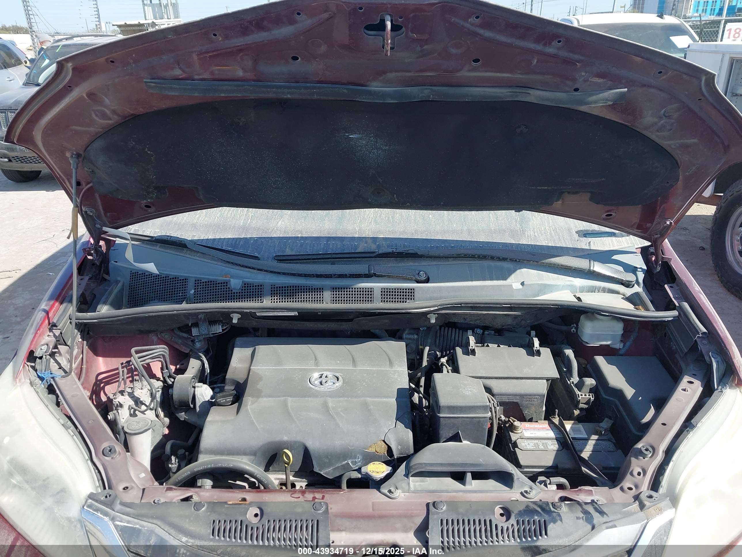 TOYOTA SIENNA image 10