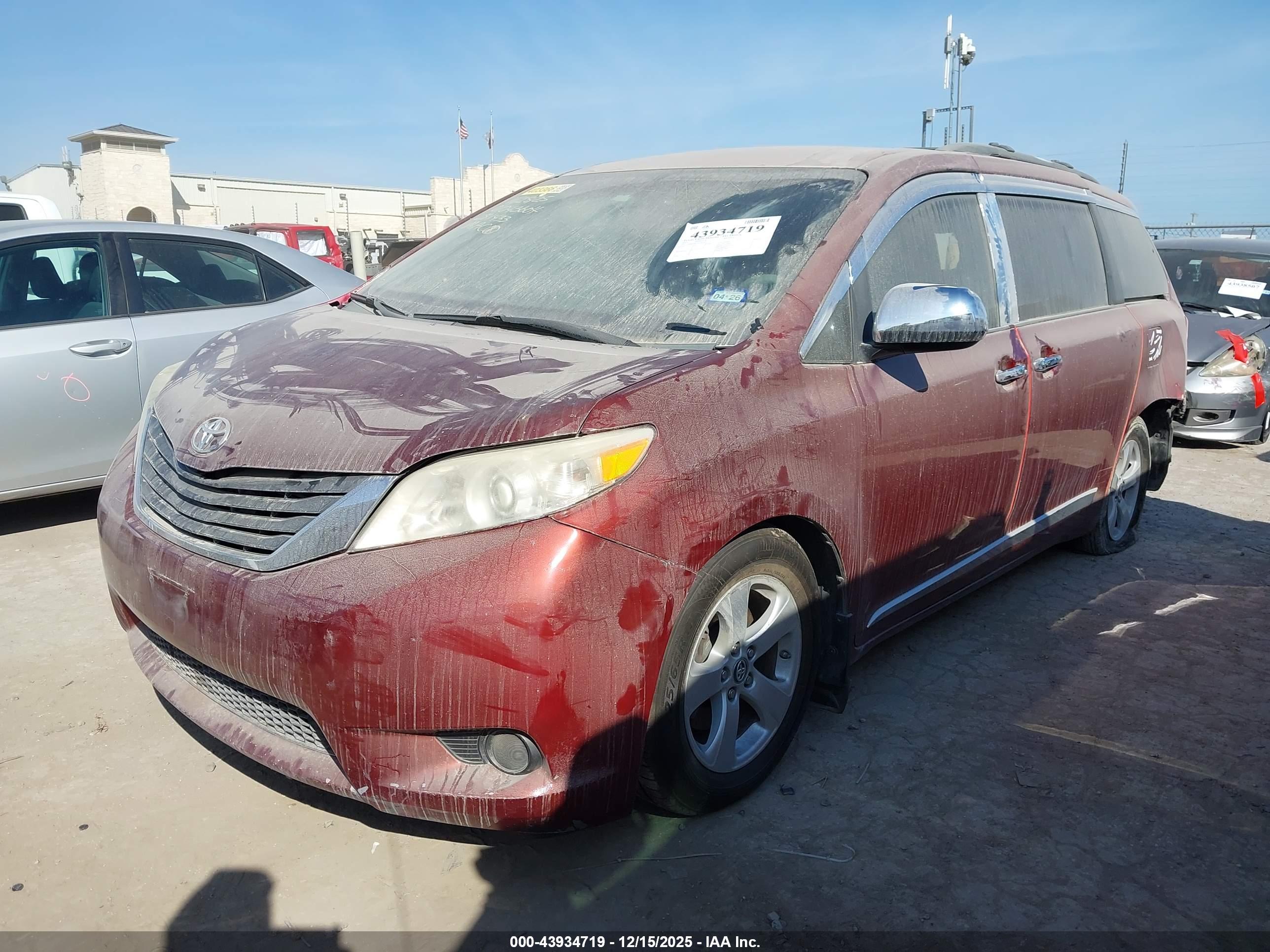 TOYOTA SIENNA image 2
