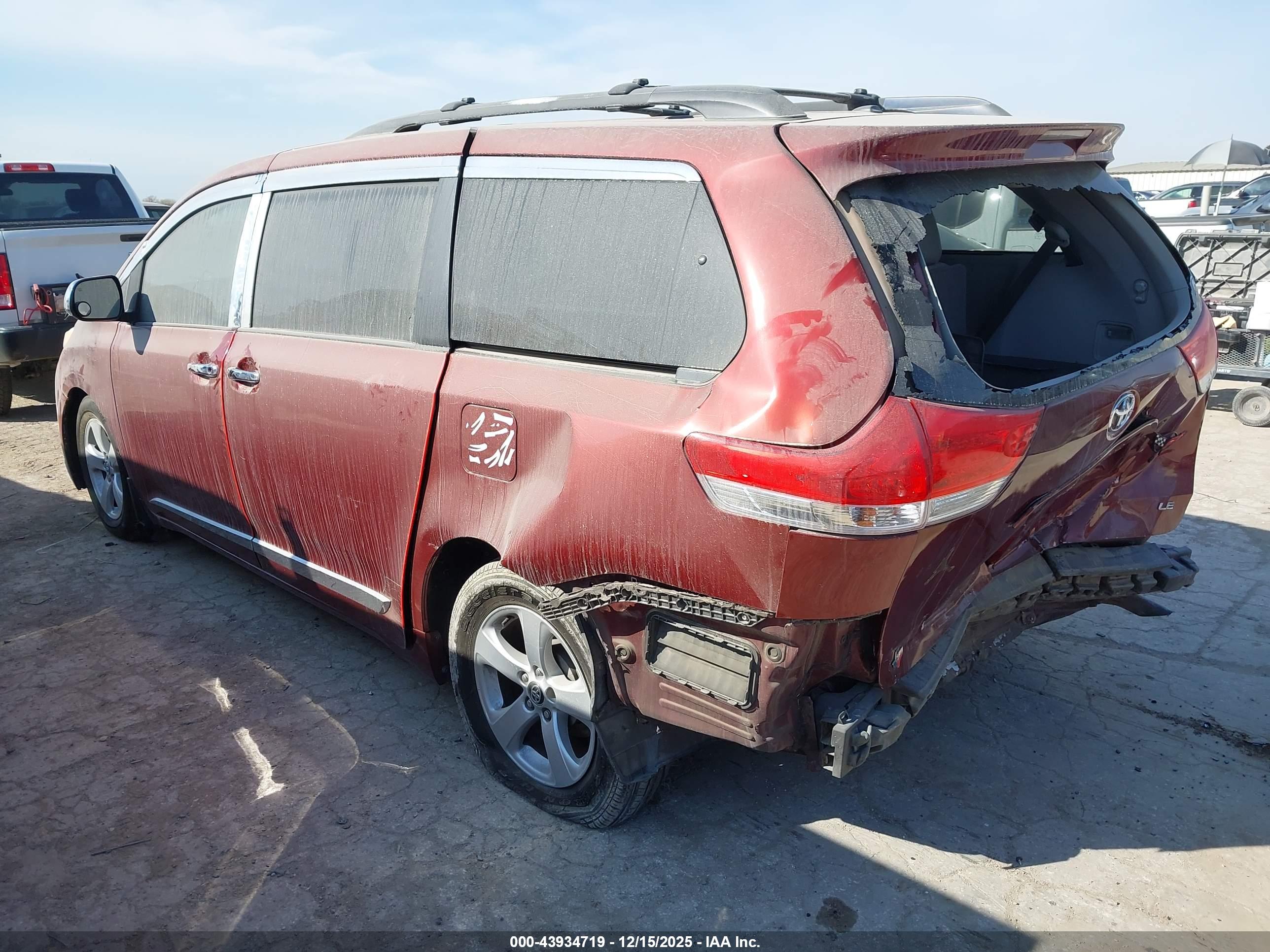 TOYOTA SIENNA image 3