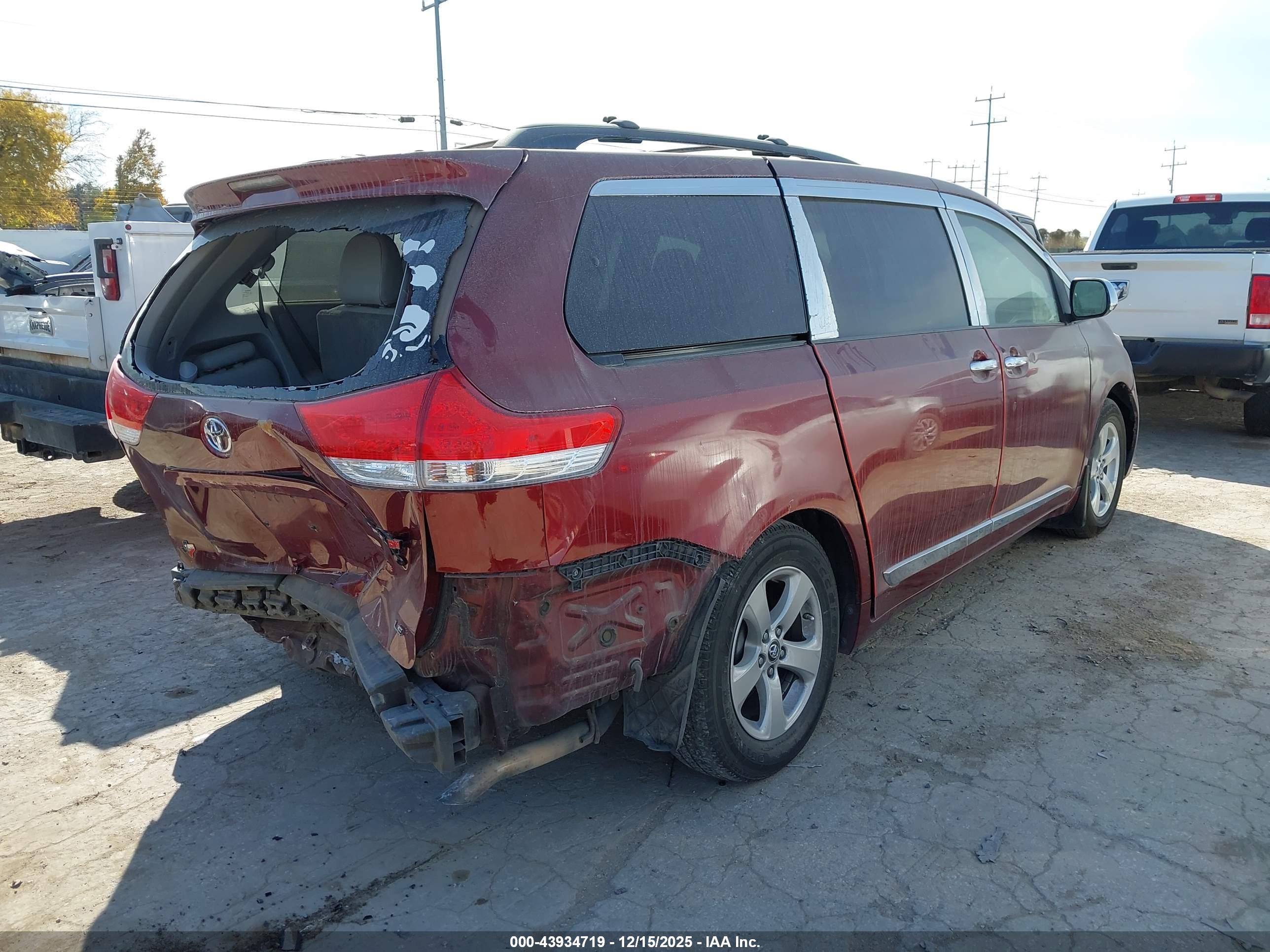 TOYOTA SIENNA image 4
