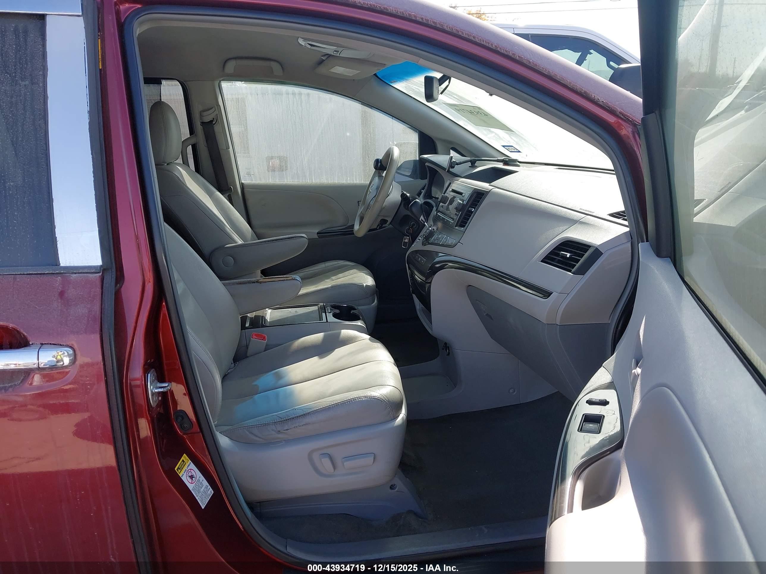 TOYOTA SIENNA image 5