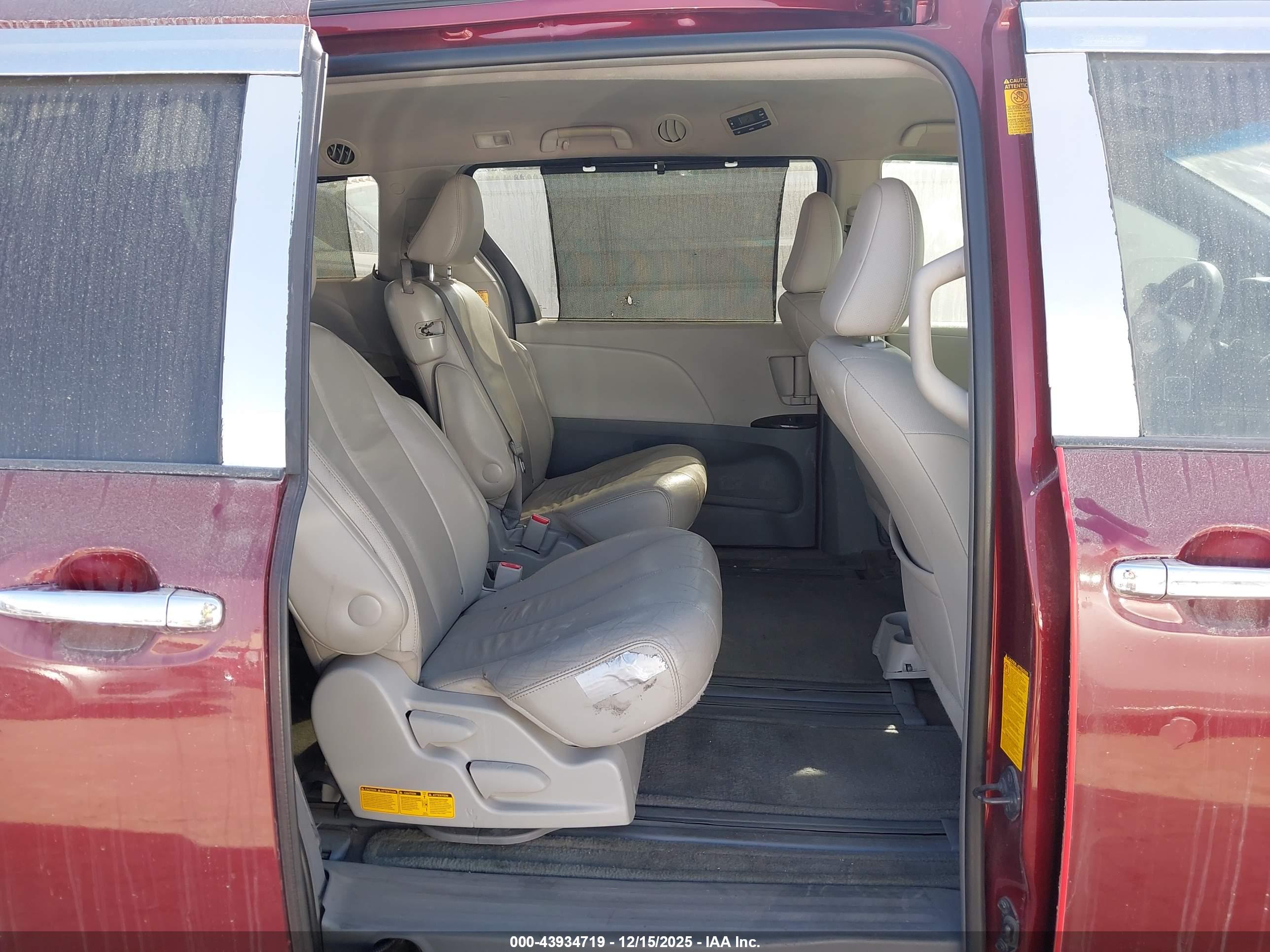 TOYOTA SIENNA image 8