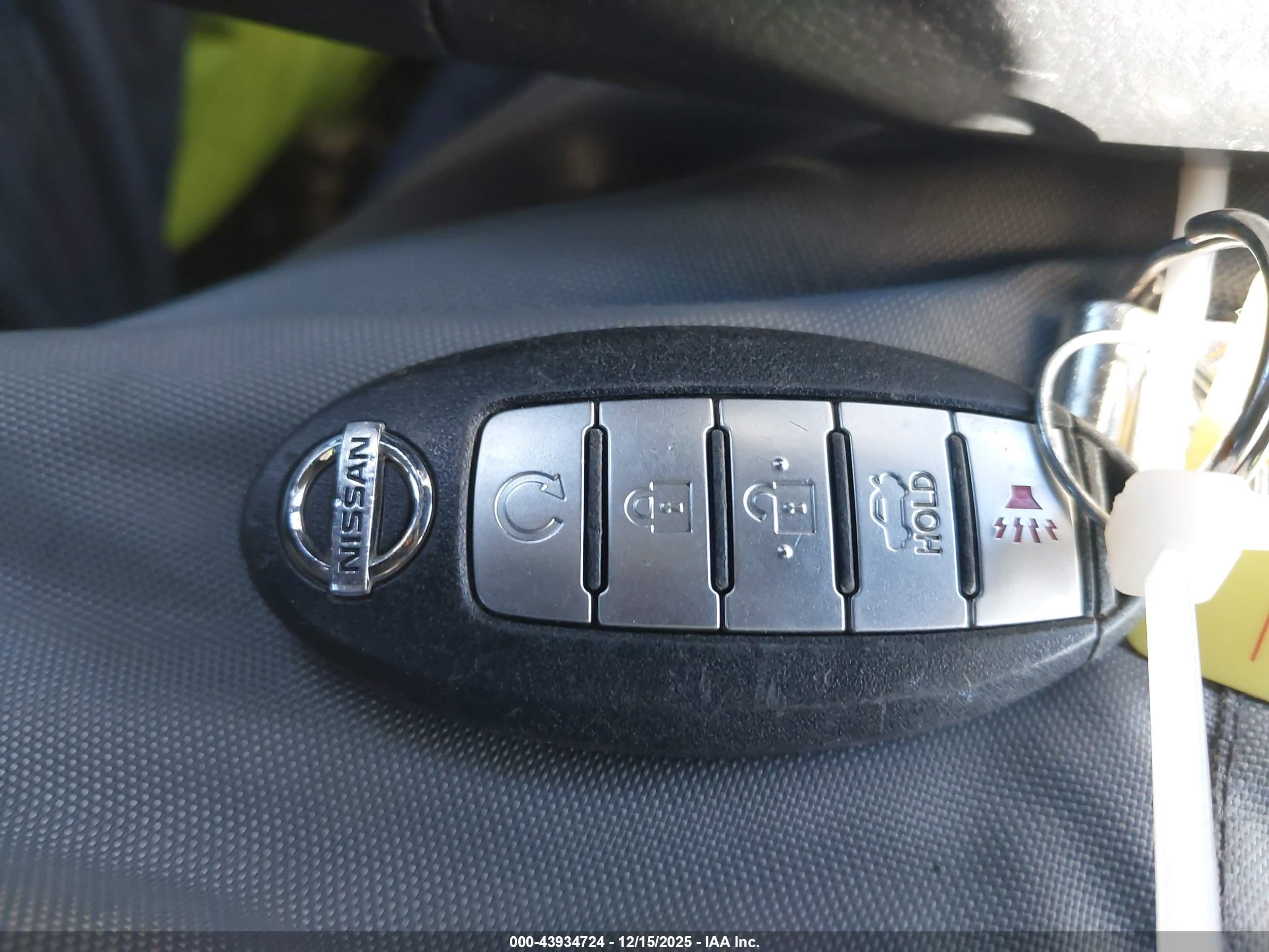 NISSAN MAXIMA image 11