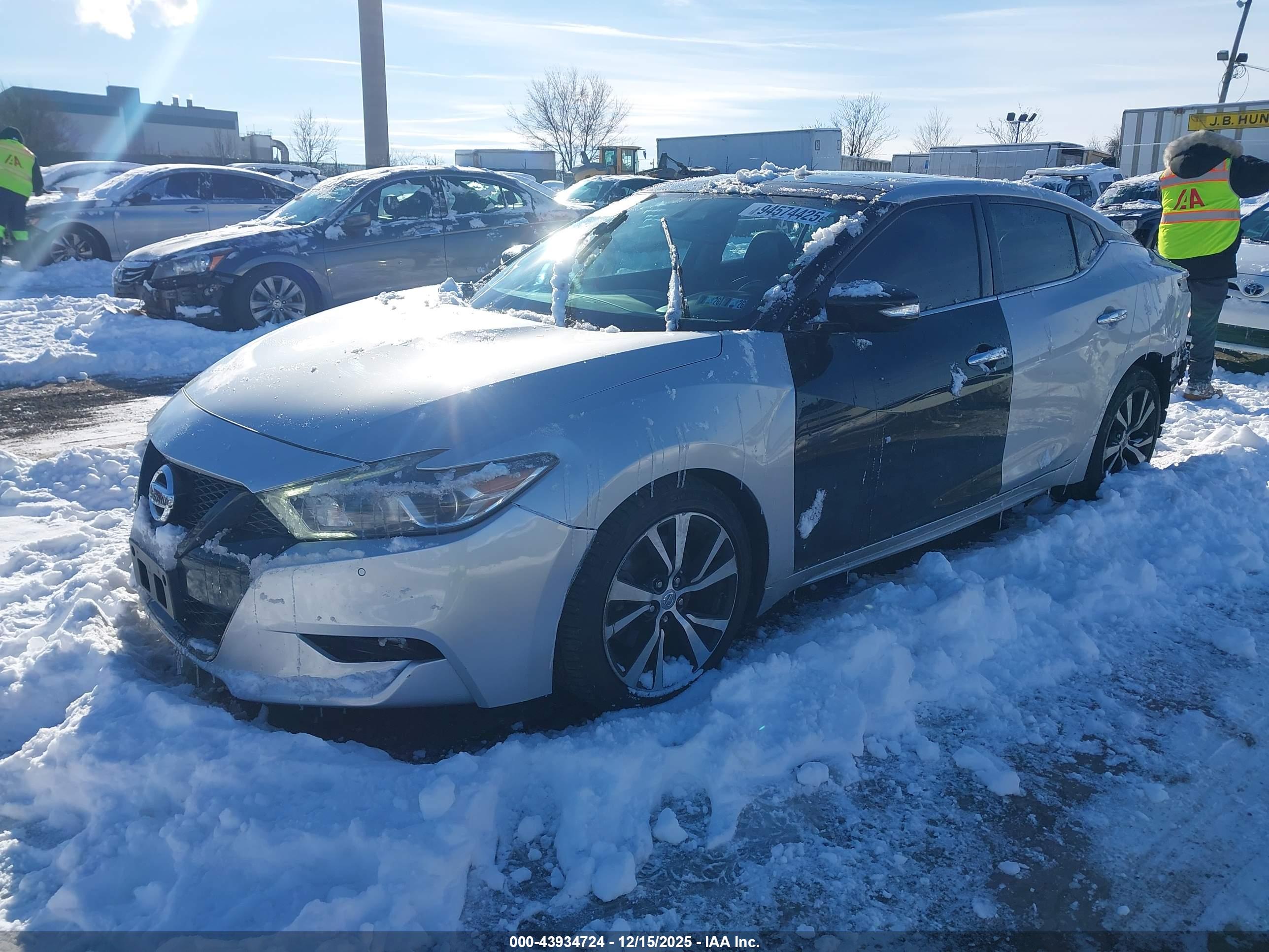 NISSAN MAXIMA image 2