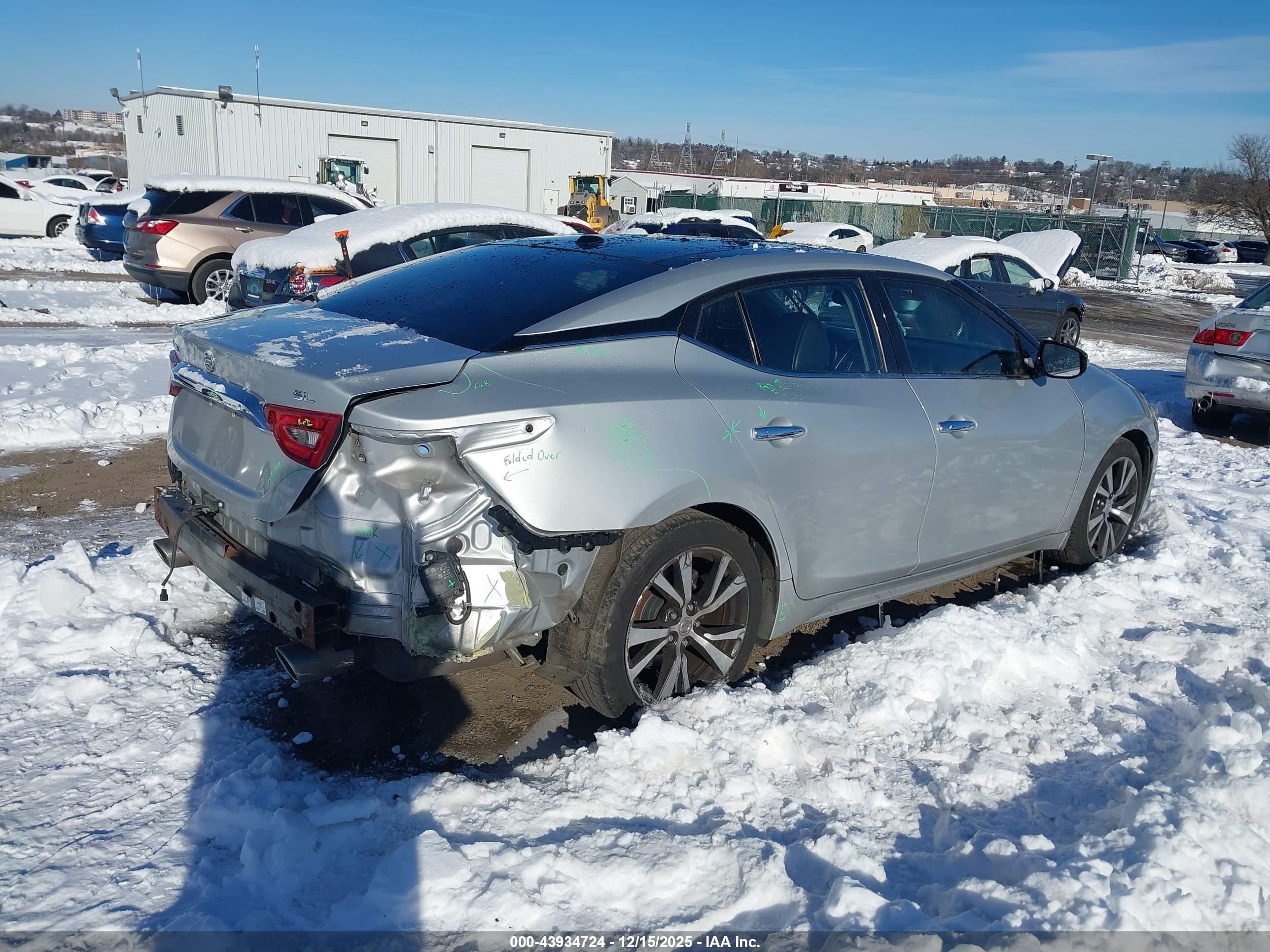 NISSAN MAXIMA image 4