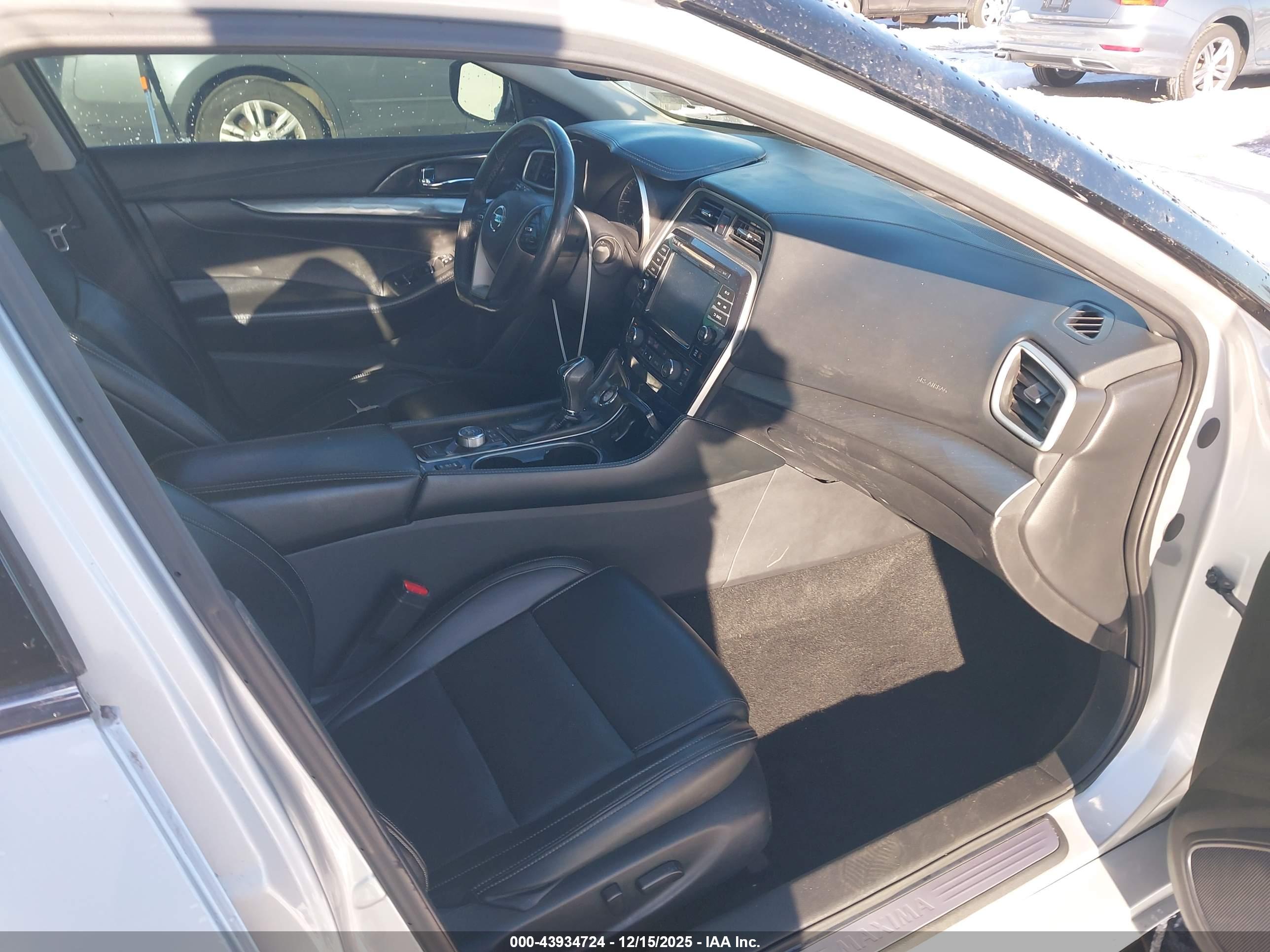 NISSAN MAXIMA image 5