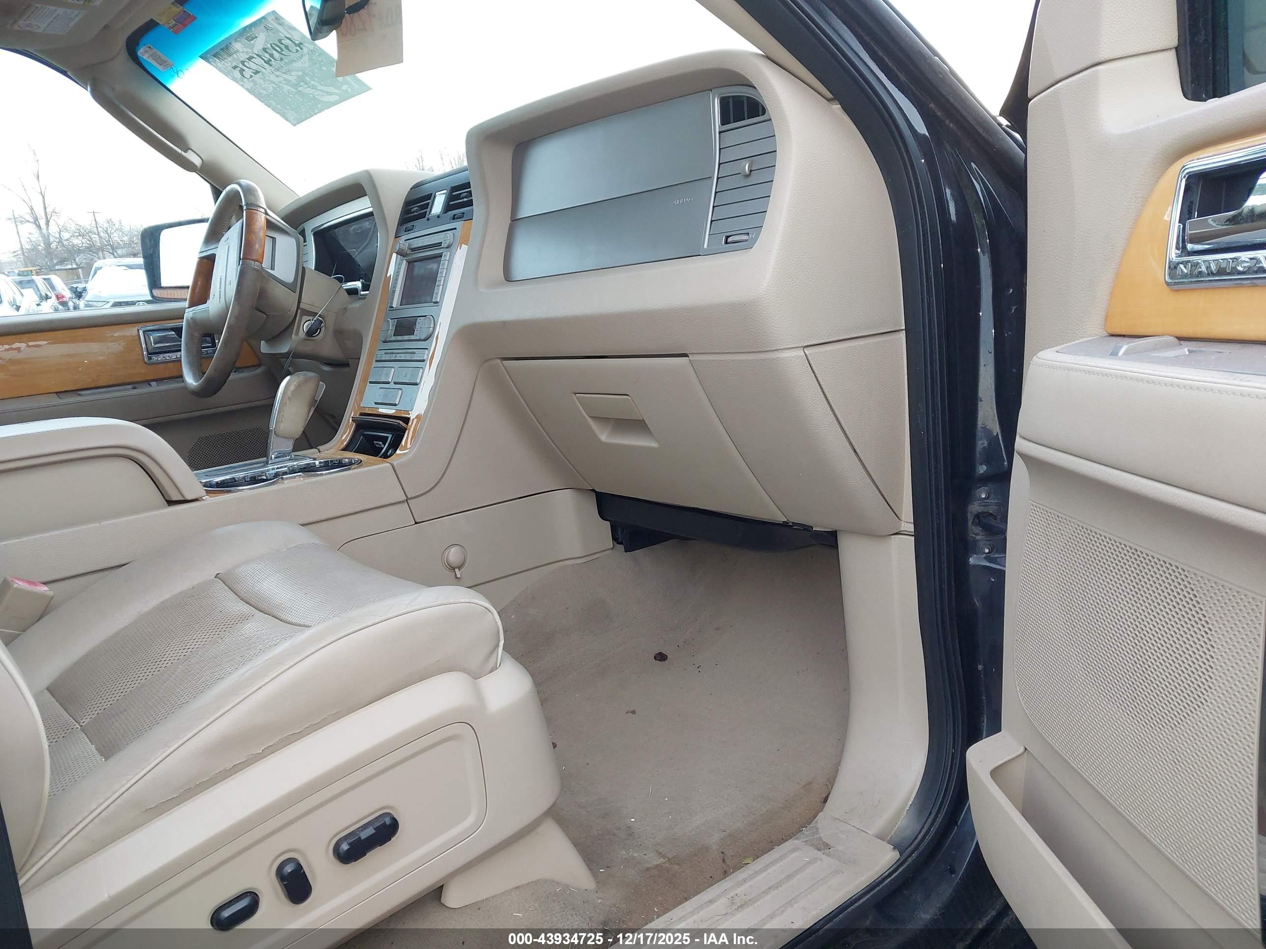 LINCOLN NAVIGATOR image 5
